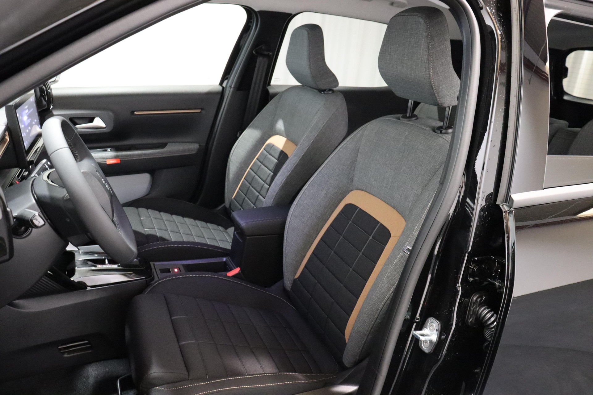 CITROEN C3 Aircross 1.2 Hybrid Plus-showroom-element-3