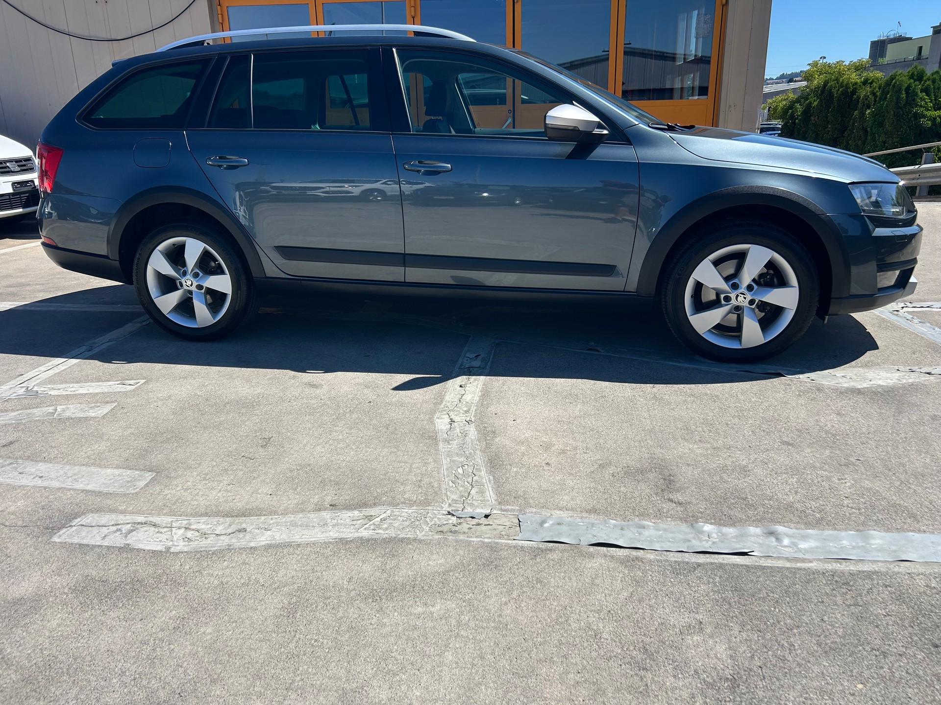 SKODA Octavia Combi 2.0 TDI Scout 4x4 DSG-image-4