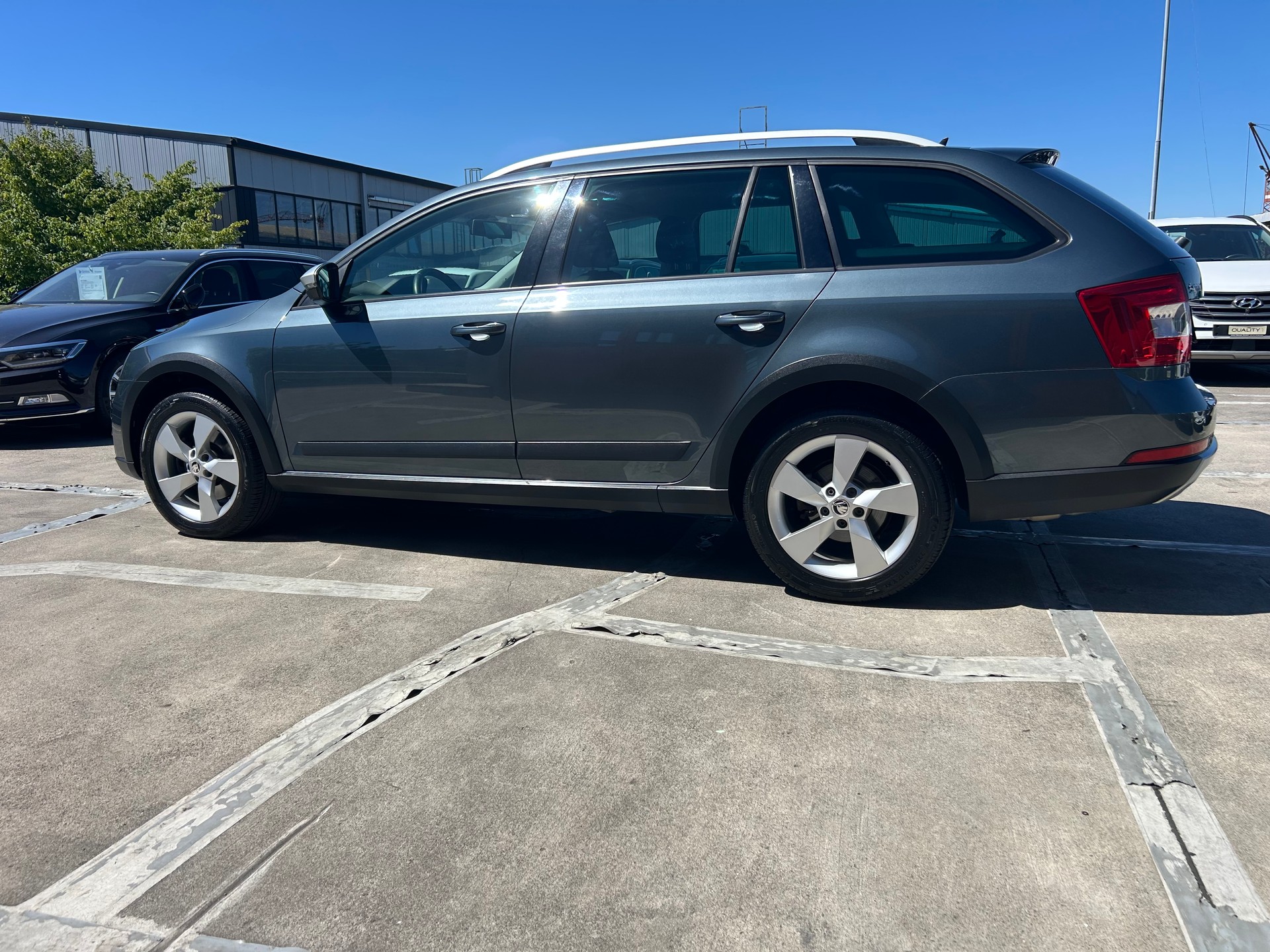 SKODA Octavia Combi 2.0 TDI Scout 4x4 DSG-image-1