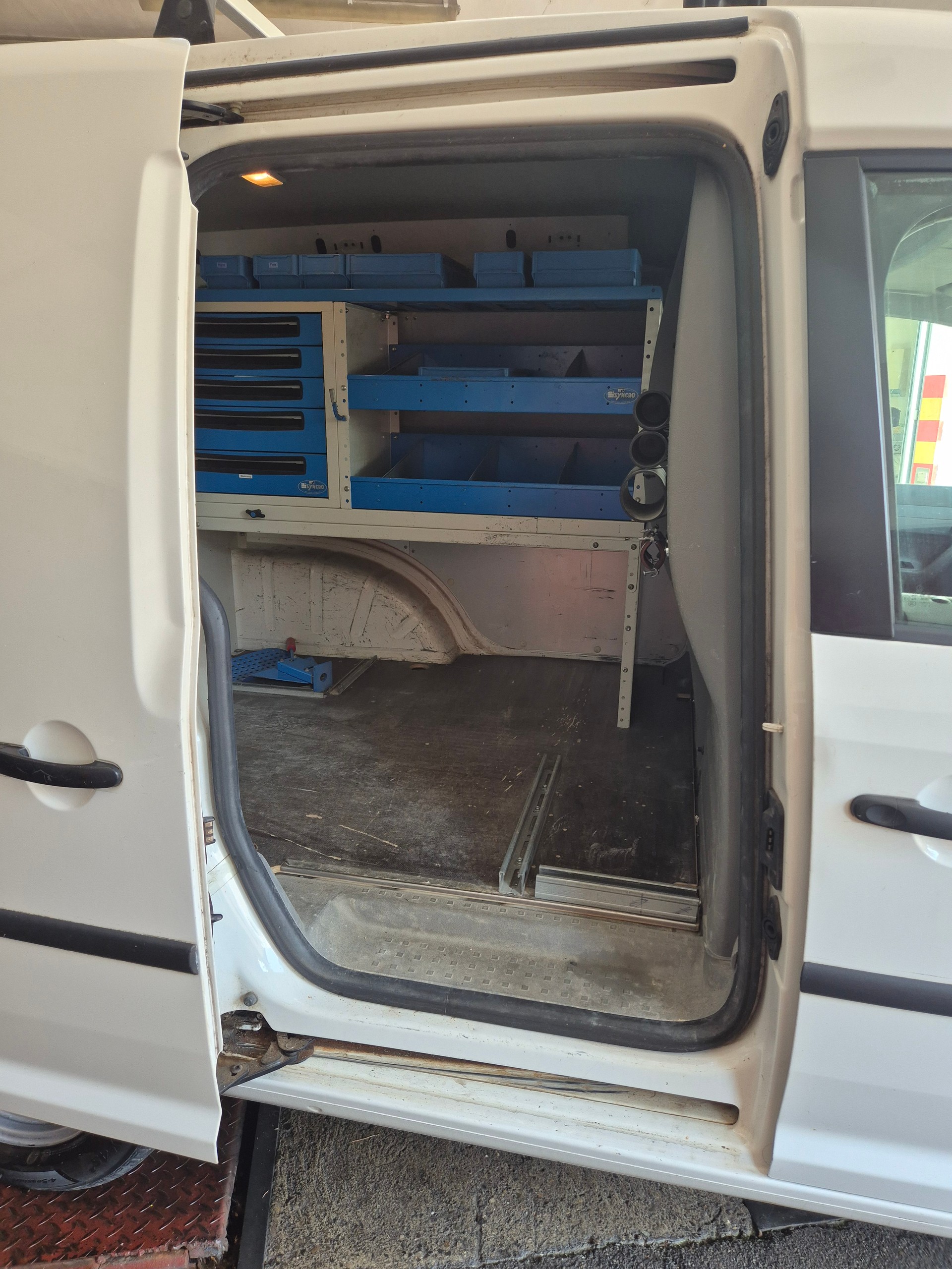 VW CADDY-image-1