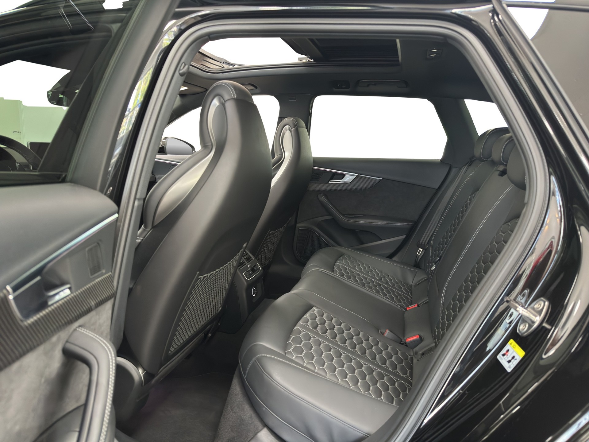 AUDI RS4 Avant 2.9 TFSI quattro tiptronic-image-16