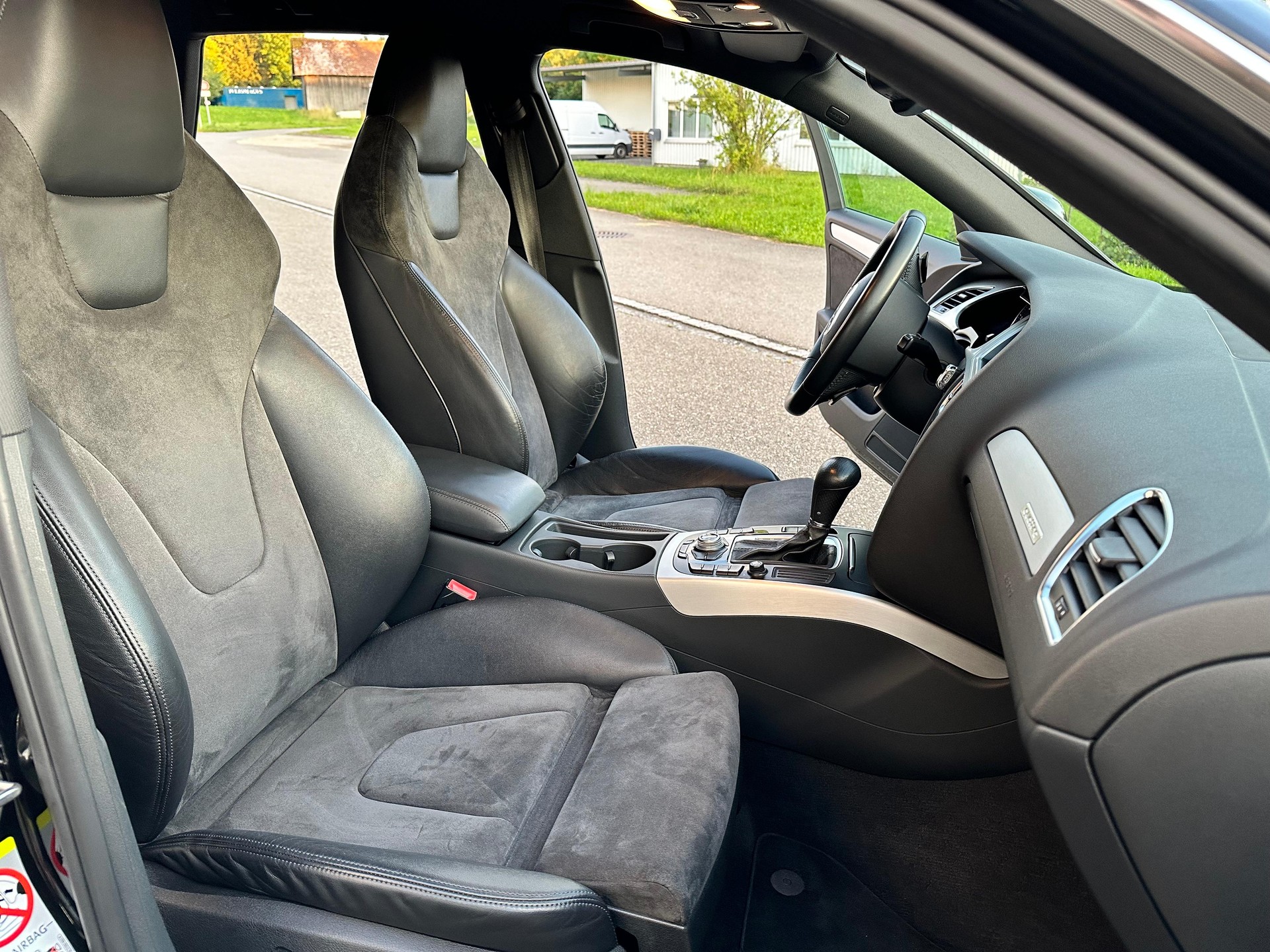 AUDI A4 Avant 2.0 TFSI quattro S-tronic-image-10
