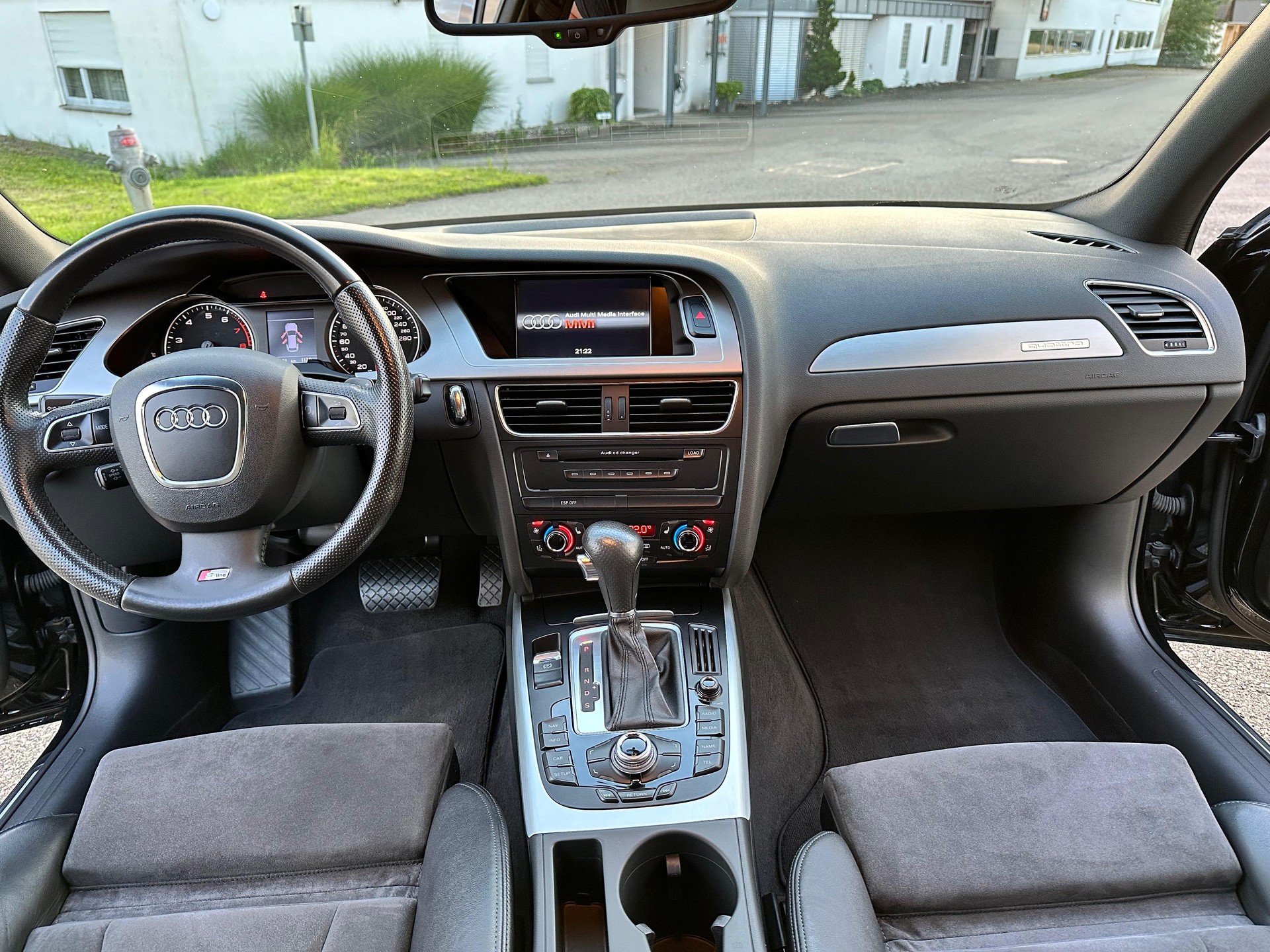 AUDI A4 Avant 2.0 TFSI quattro S-tronic-image-9