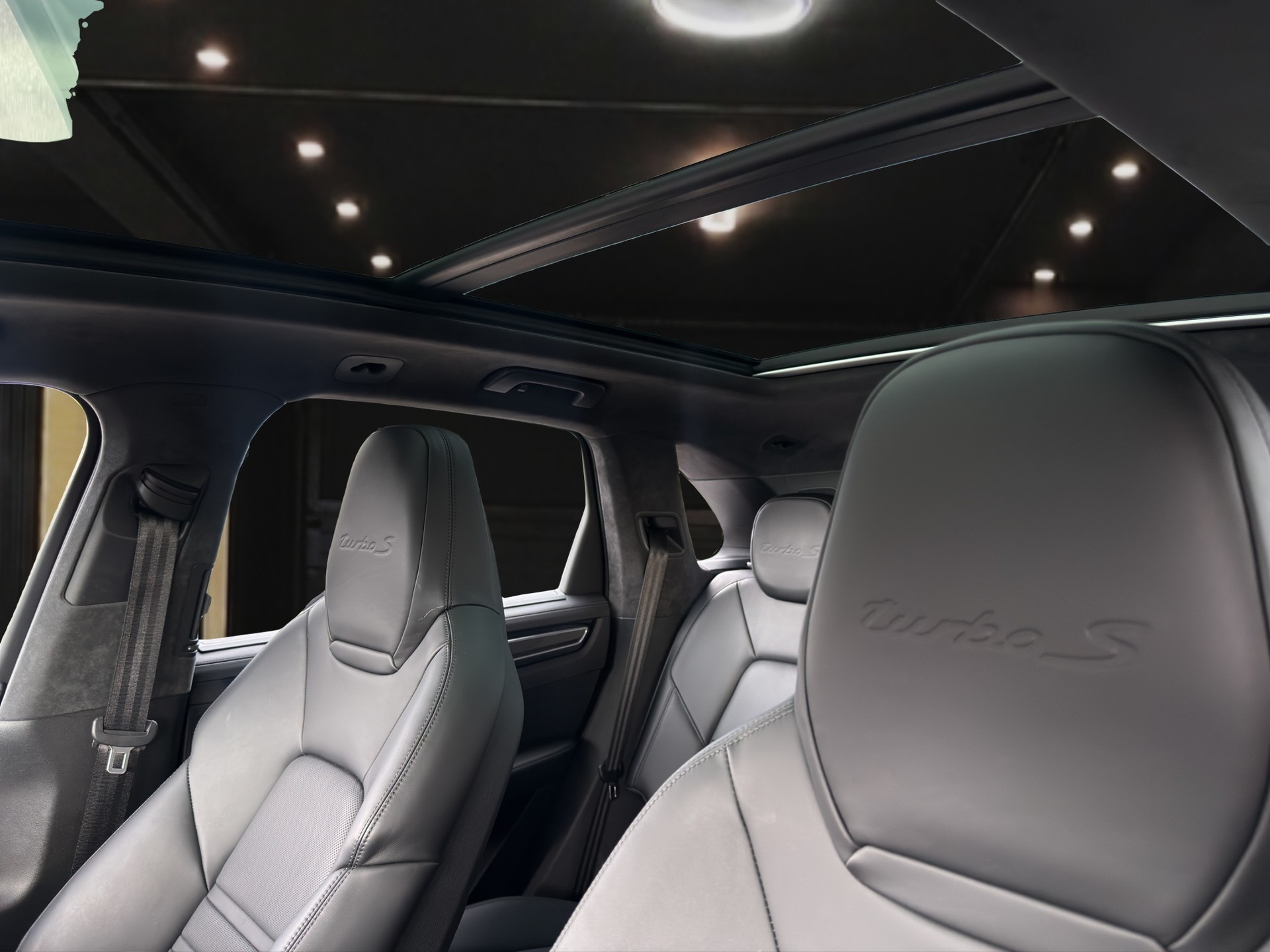 PORSCHE Cayenne 4.0 V8 Turbo S E-Hybrid-image-12