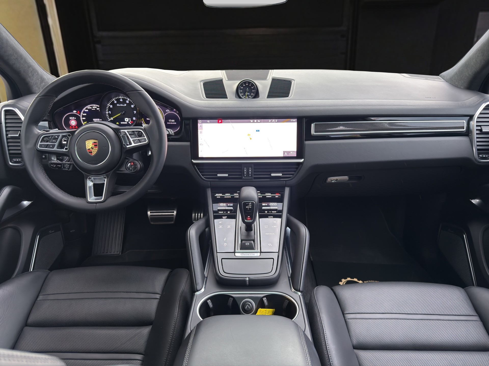 PORSCHE Cayenne 4.0 V8 Turbo S E-Hybrid-image-10