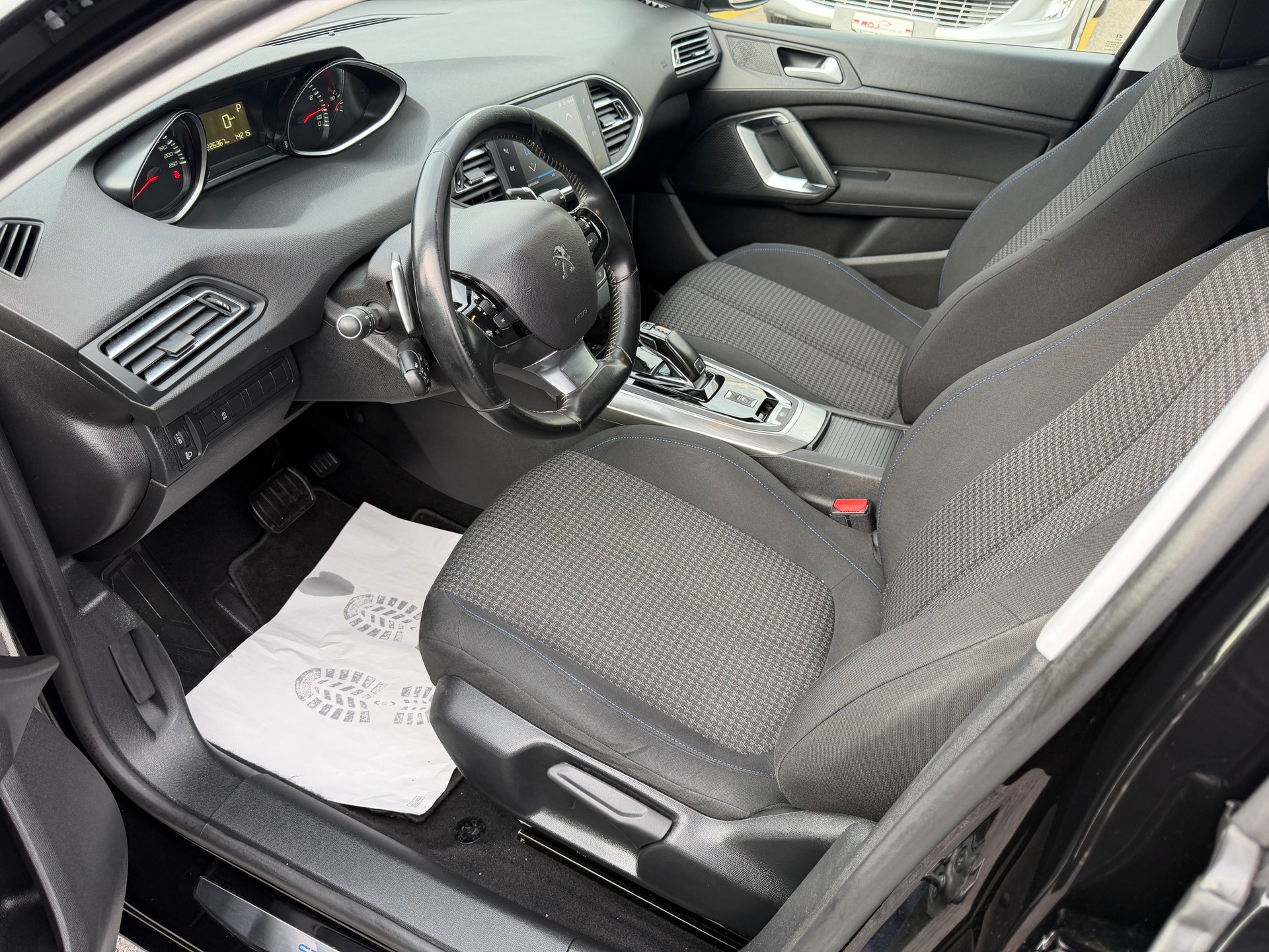 PEUGEOT 308 SW 1.2 Pure Tech Style EAT8-image-7
