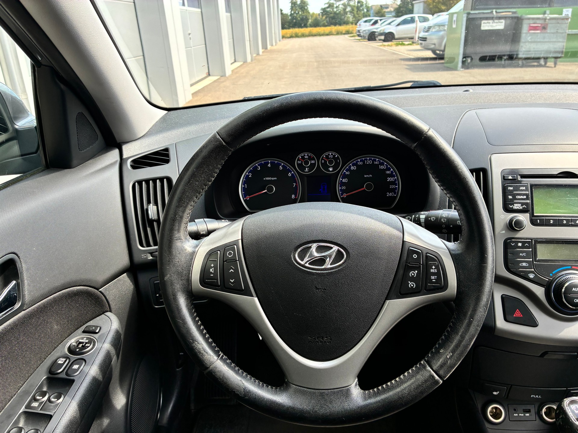 HYUNDAI i30 1.6 Swiss Plus Edition-image-6