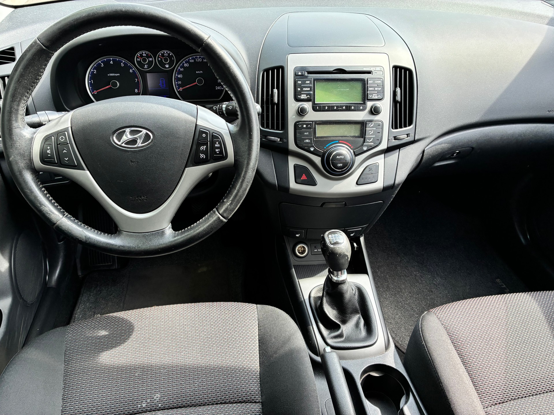 HYUNDAI i30 1.6 Swiss Plus Edition-image-5