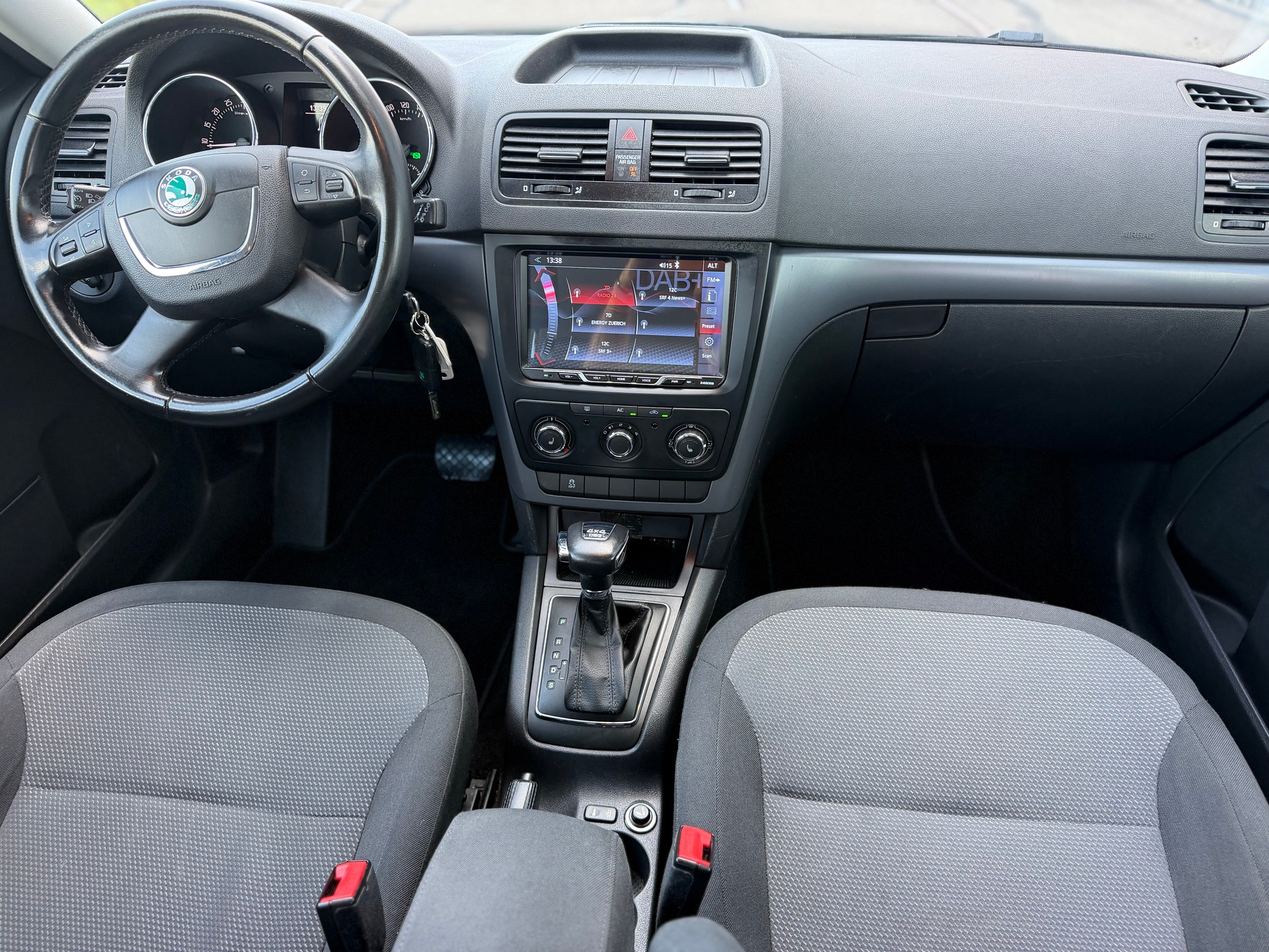 SKODA Yeti 2.0 TDI Elegance 4x4 DSG-image-11