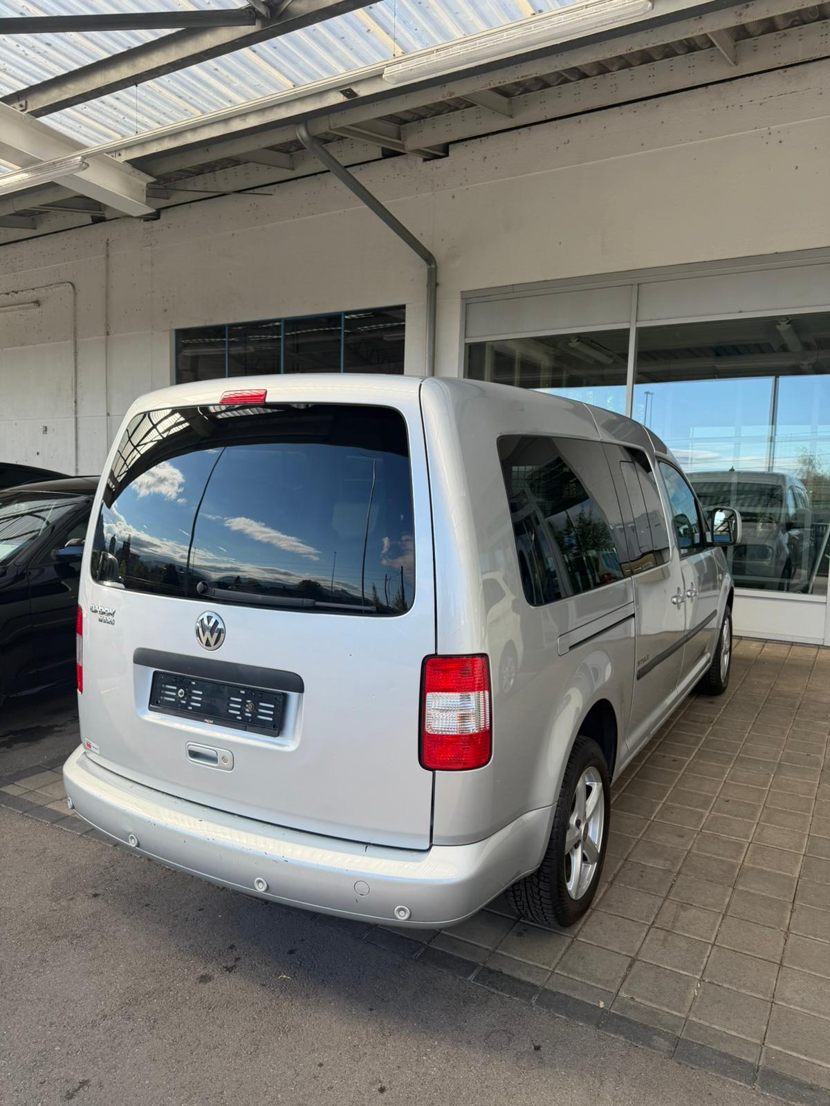 VW Caddy Maxi Life 1.9TDI A-image-5
