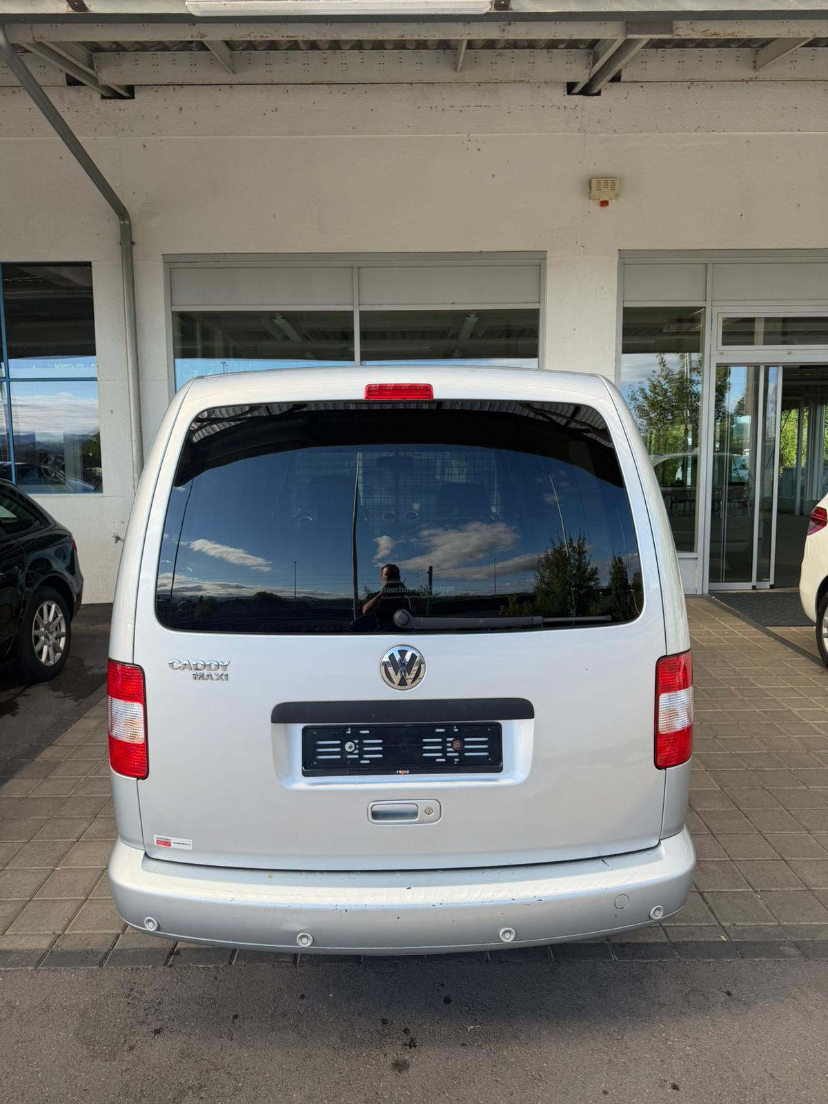 VW Caddy Maxi Life 1.9TDI A-image-4