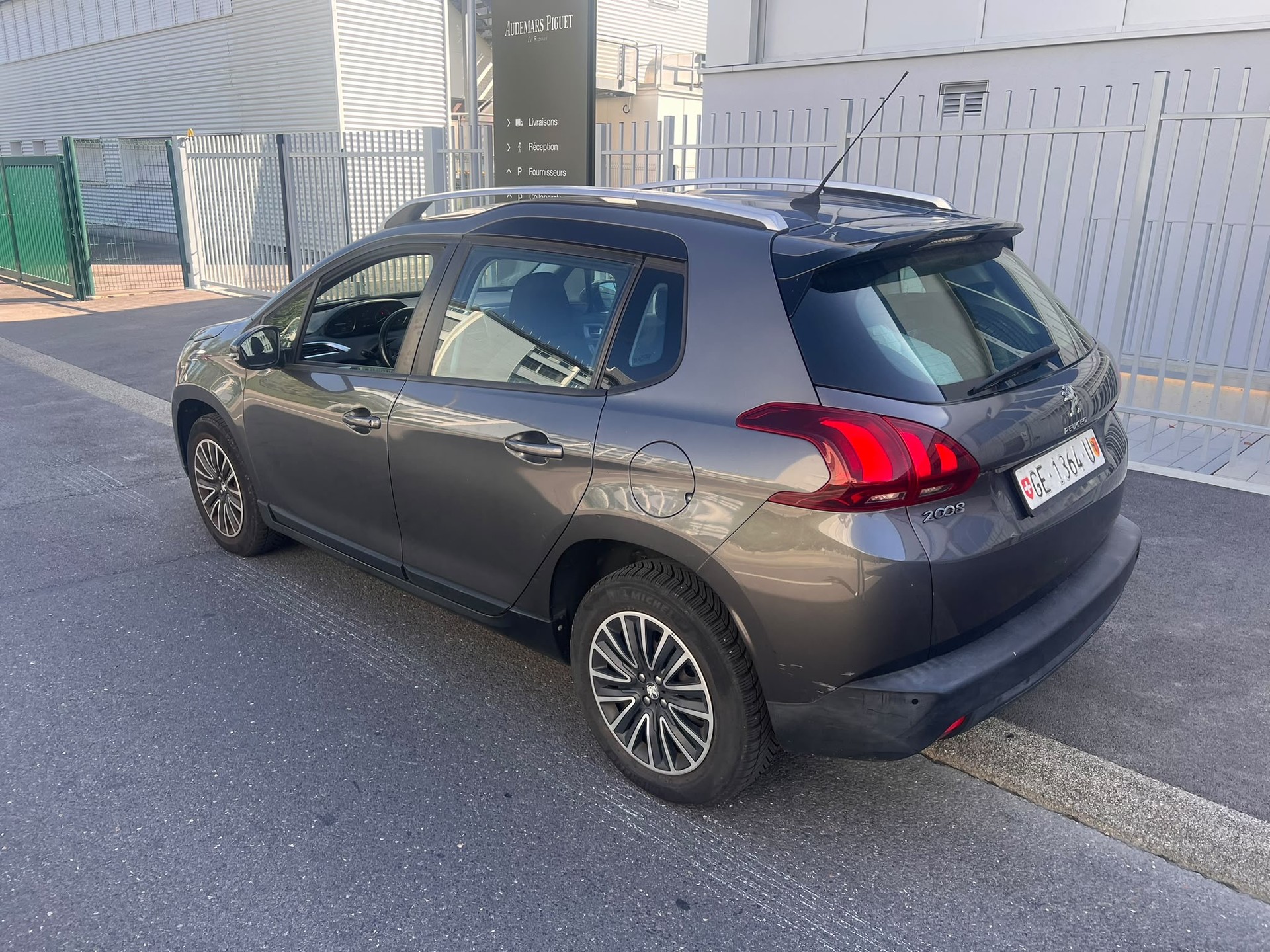 PEUGEOT 2008 1.2 PureTech Active EAT6-image-6