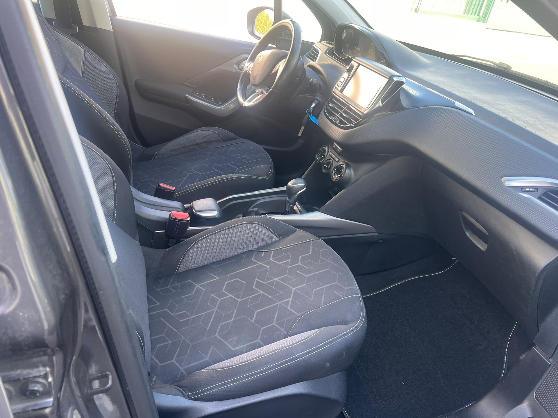 PEUGEOT 2008 1.2 PureTech Active EAT6-image-5