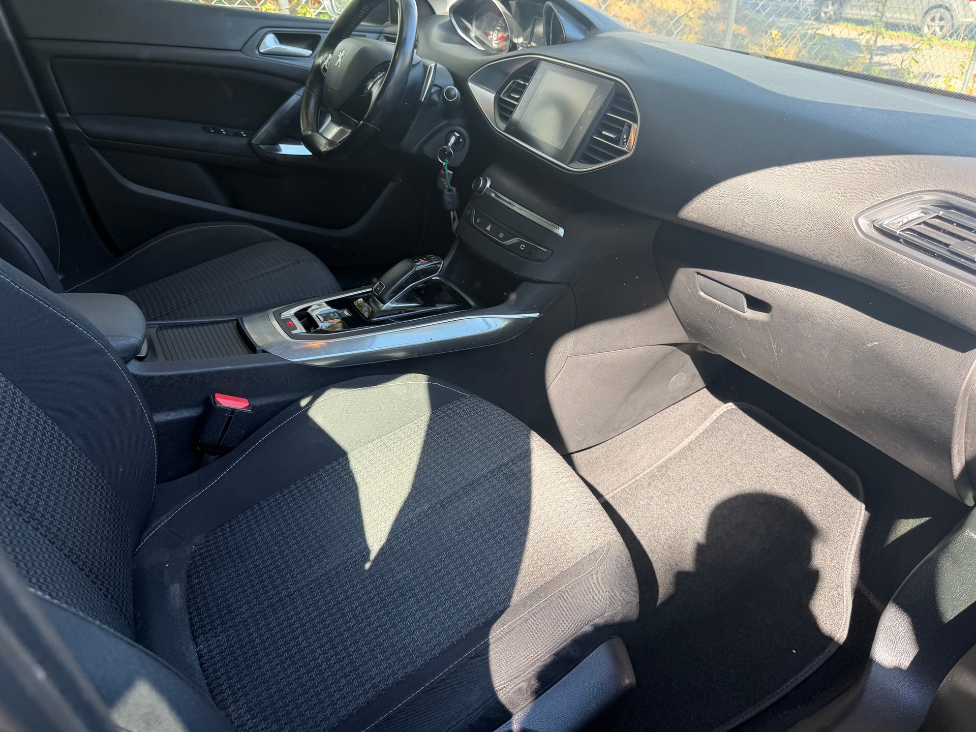 PEUGEOT 2008 1.2 PureTech Active EAT6-image-14