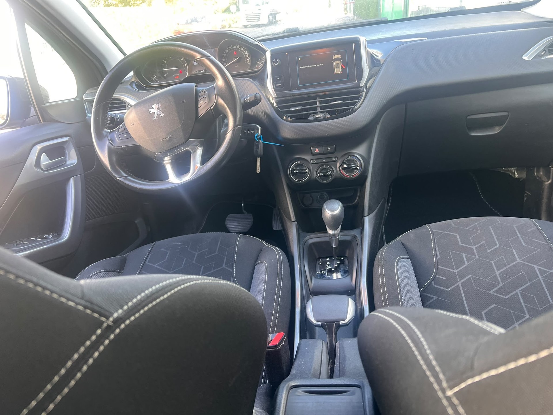 PEUGEOT 2008 1.2 PureTech Active EAT6-image-4