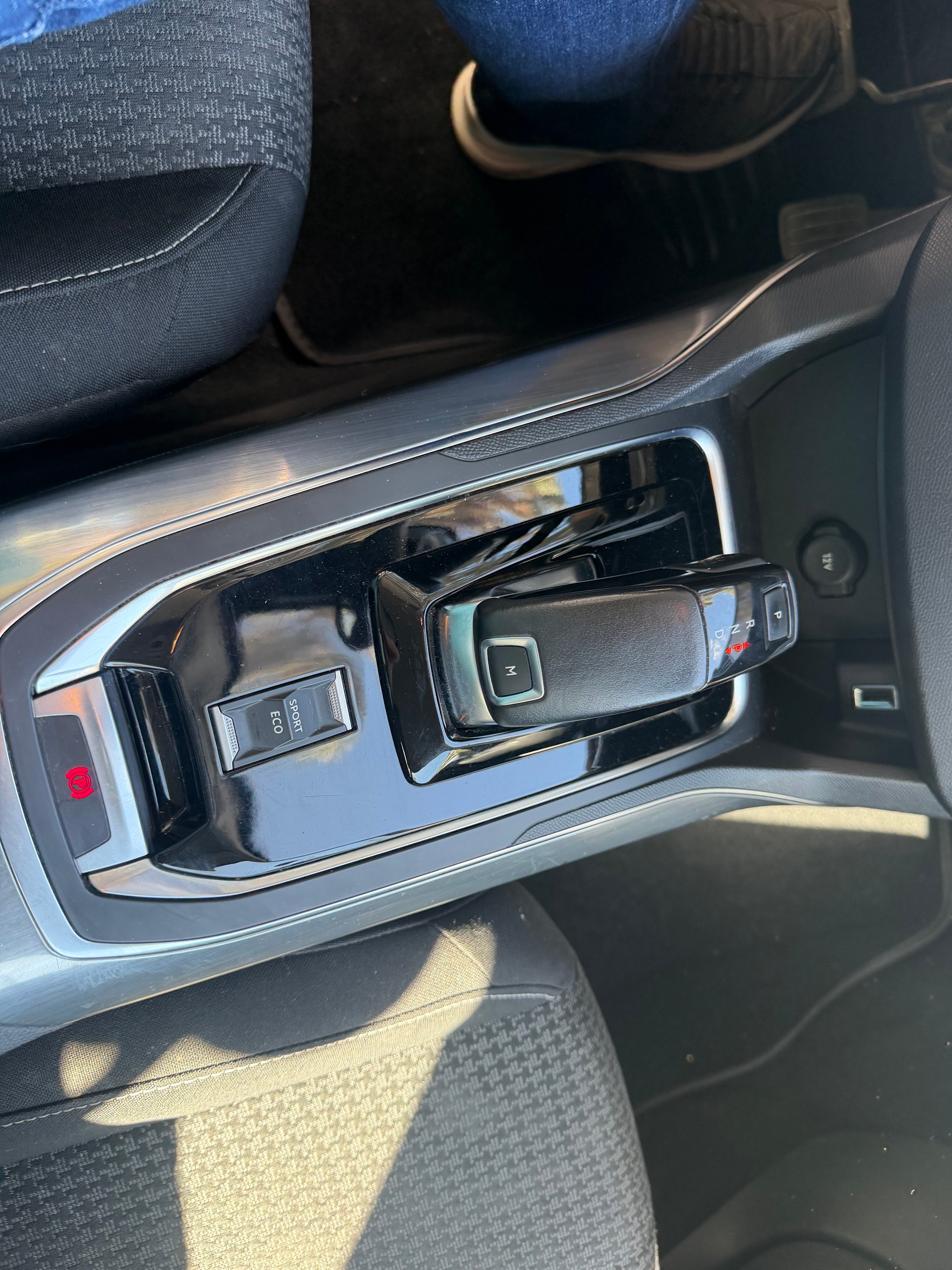 PEUGEOT 2008 1.2 PureTech Active EAT6-image-10