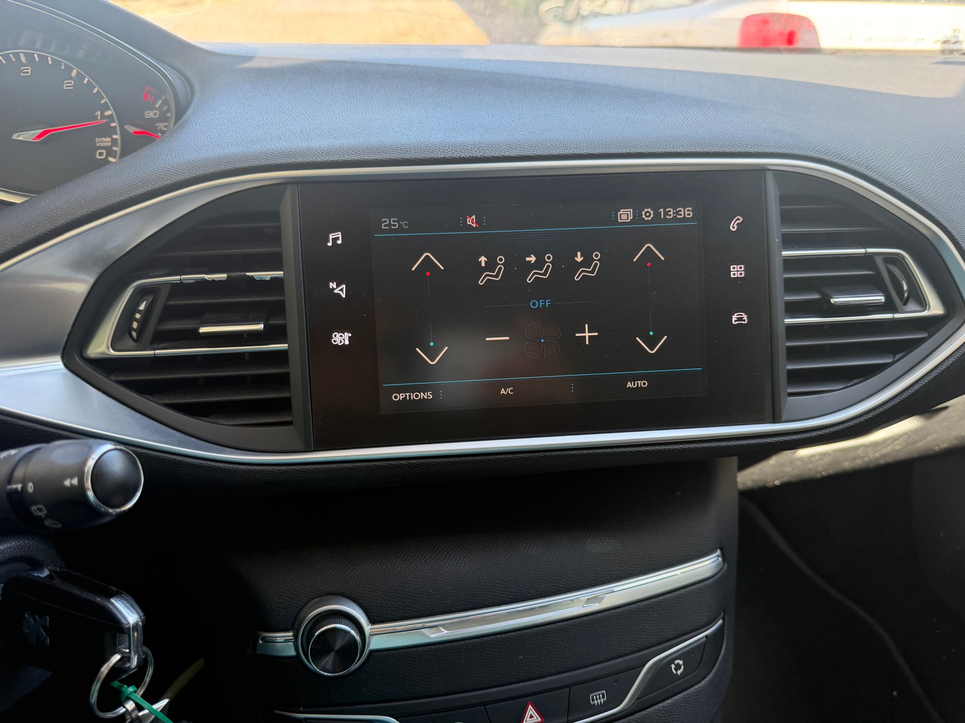 PEUGEOT 2008 1.2 PureTech Active EAT6-image-13