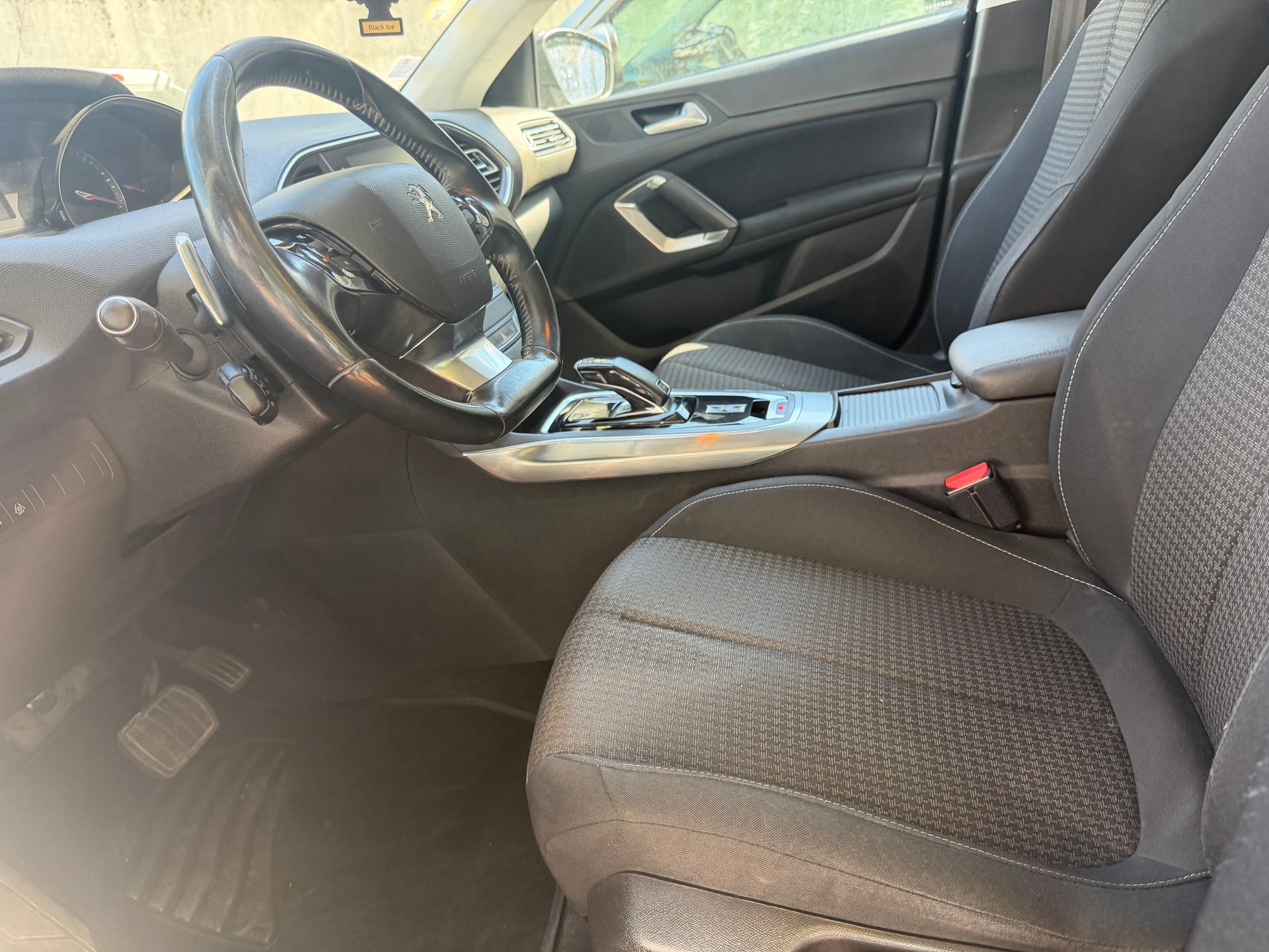 PEUGEOT 2008 1.2 PureTech Active EAT6-image-9
