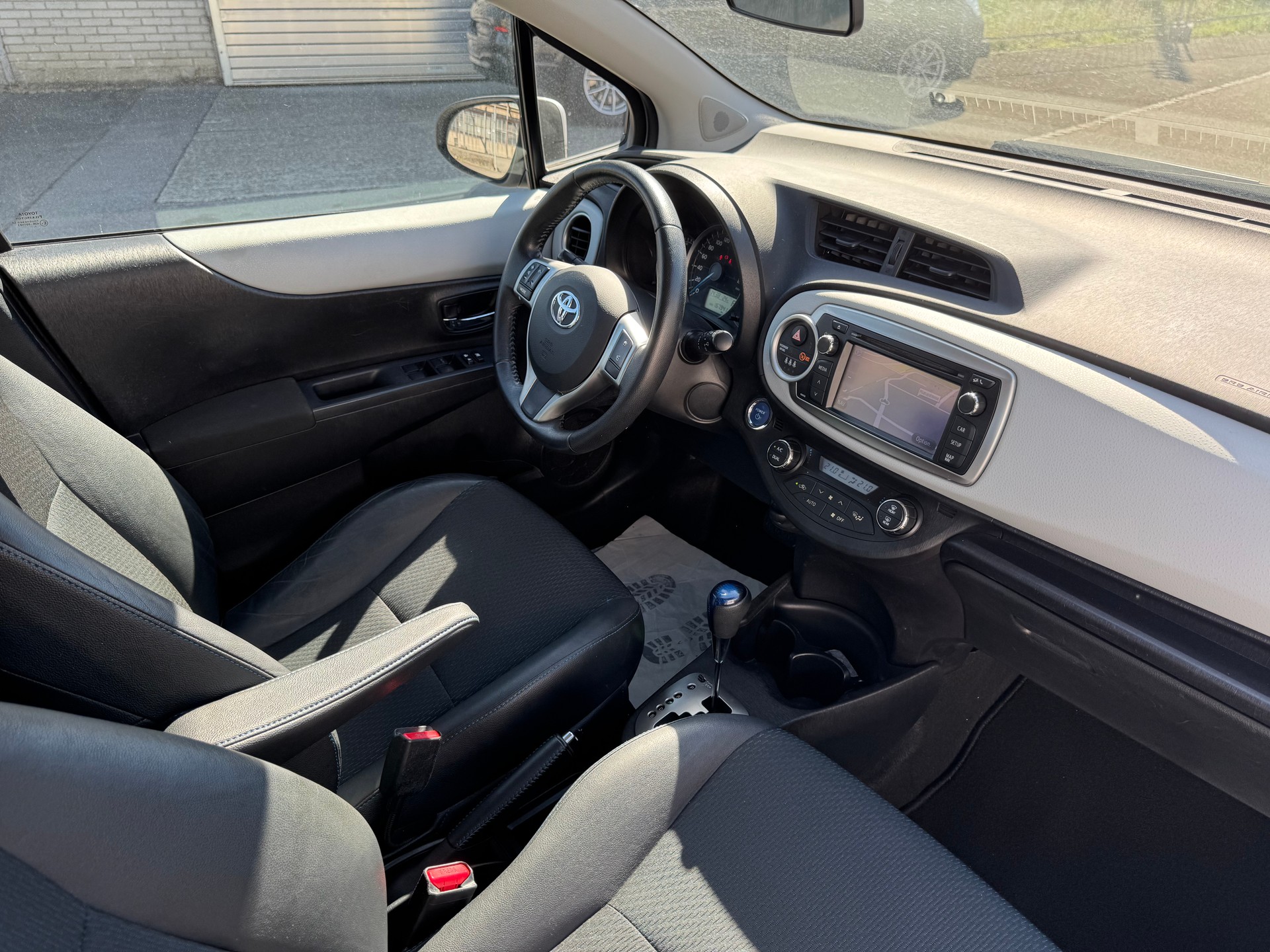 TOYOTA Yaris 1.5 VVT-i Hybrid Sol CVT-image-9