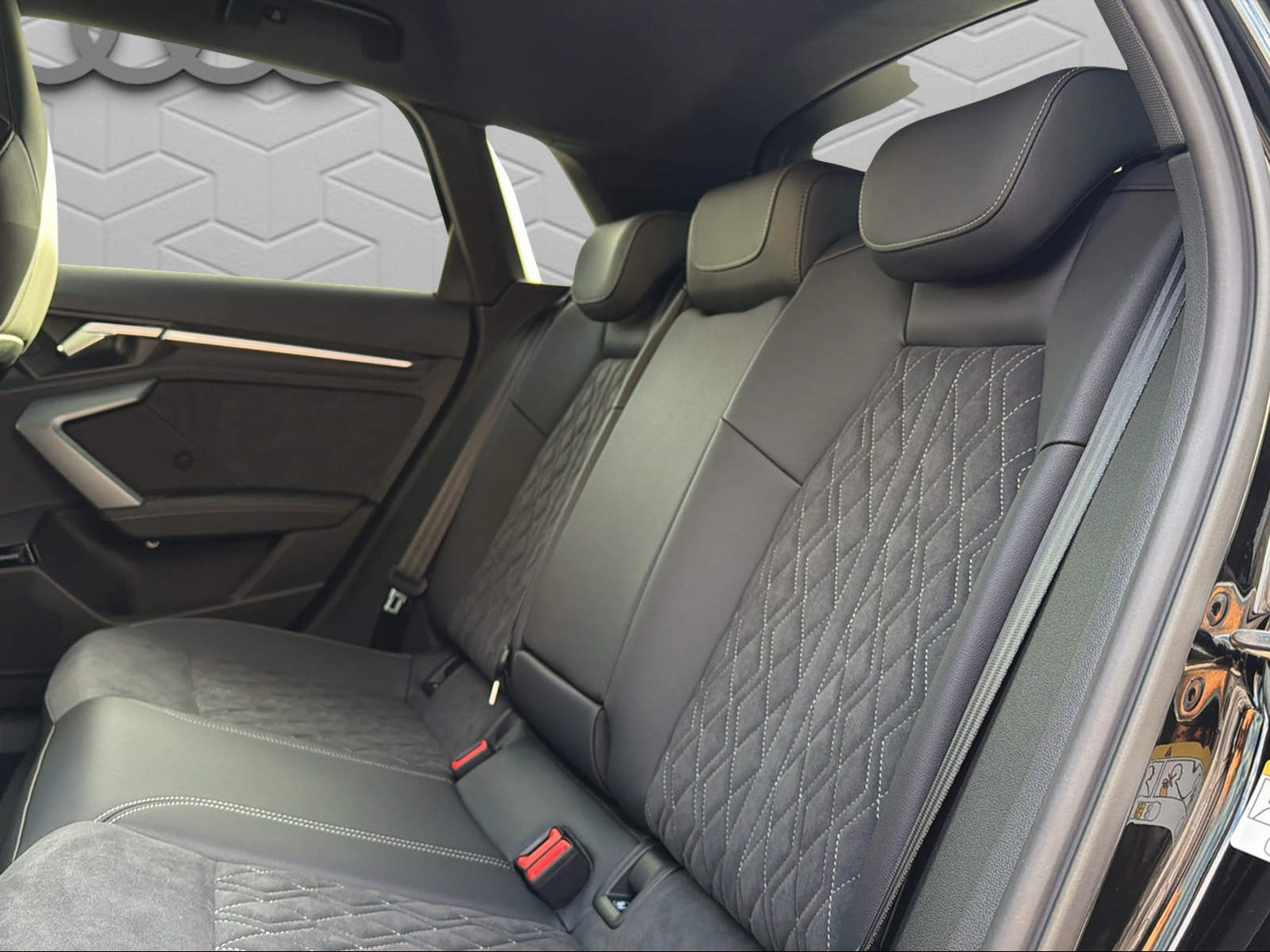 AUDI A3 Sportback TFSI 150 kW quattro S line S tronic-image-12