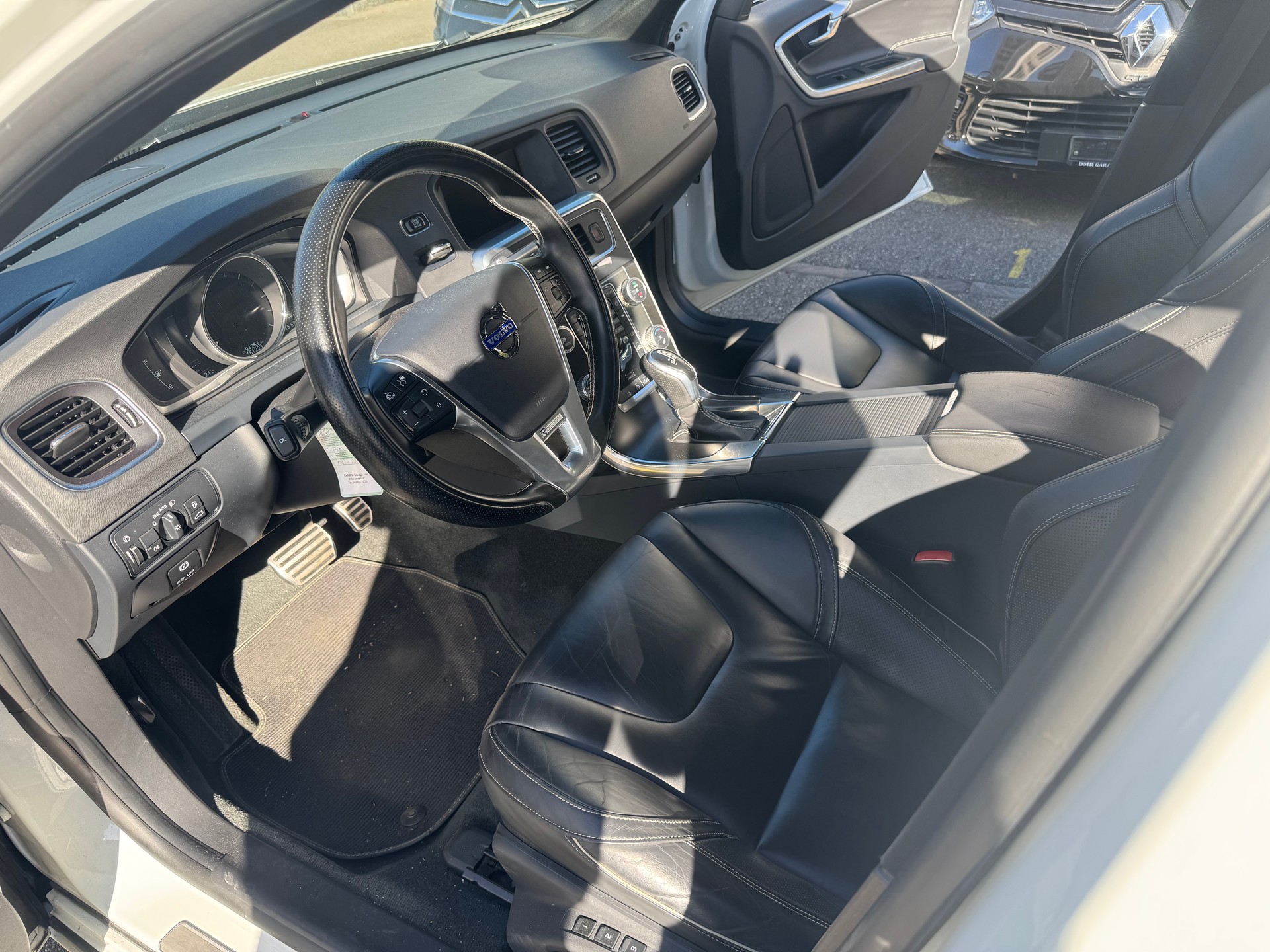 VOLVO V60 D4 Summum R-Design Geartronic-image-7