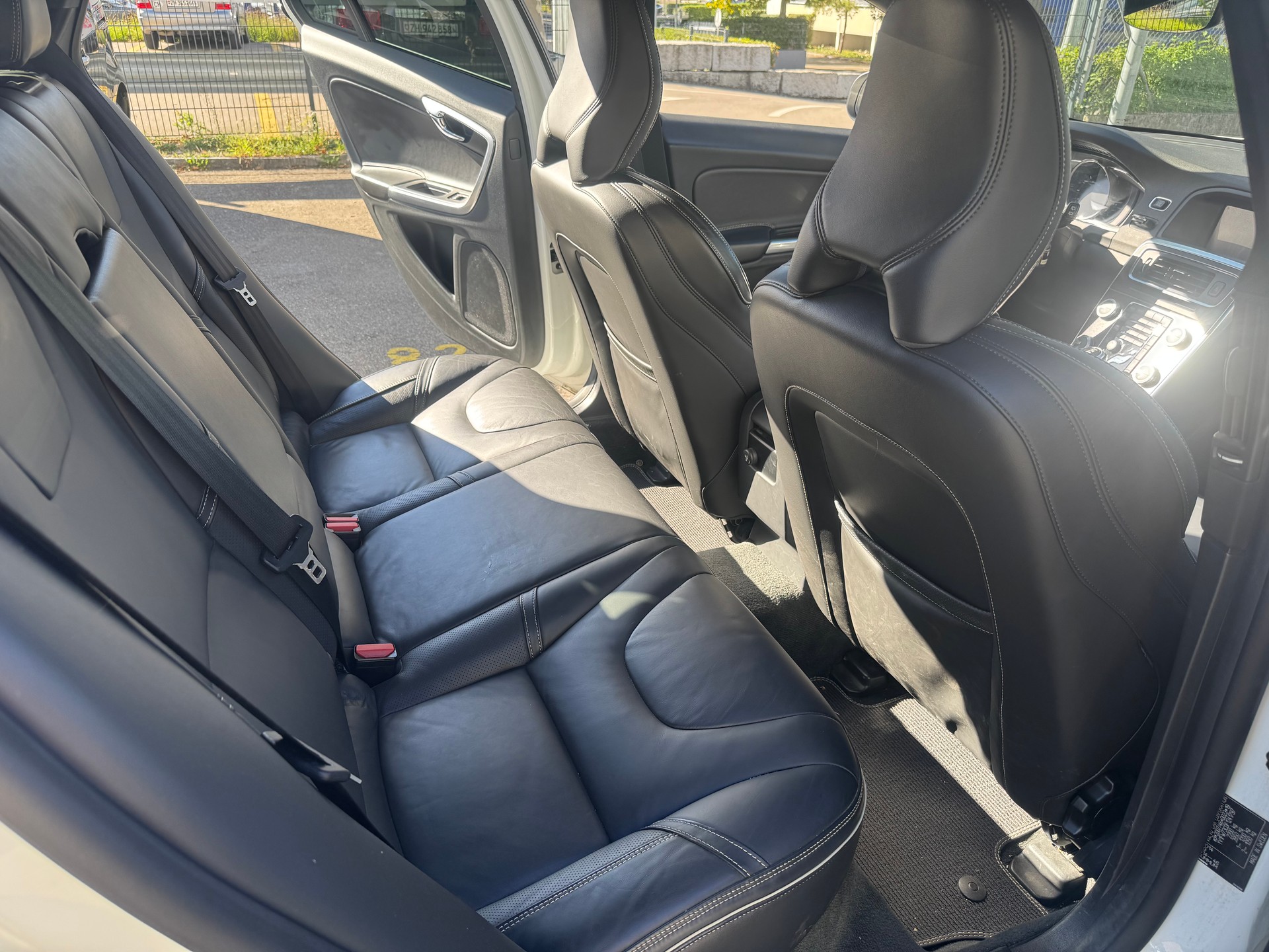 VOLVO V60 D4 Summum R-Design Geartronic-image-5