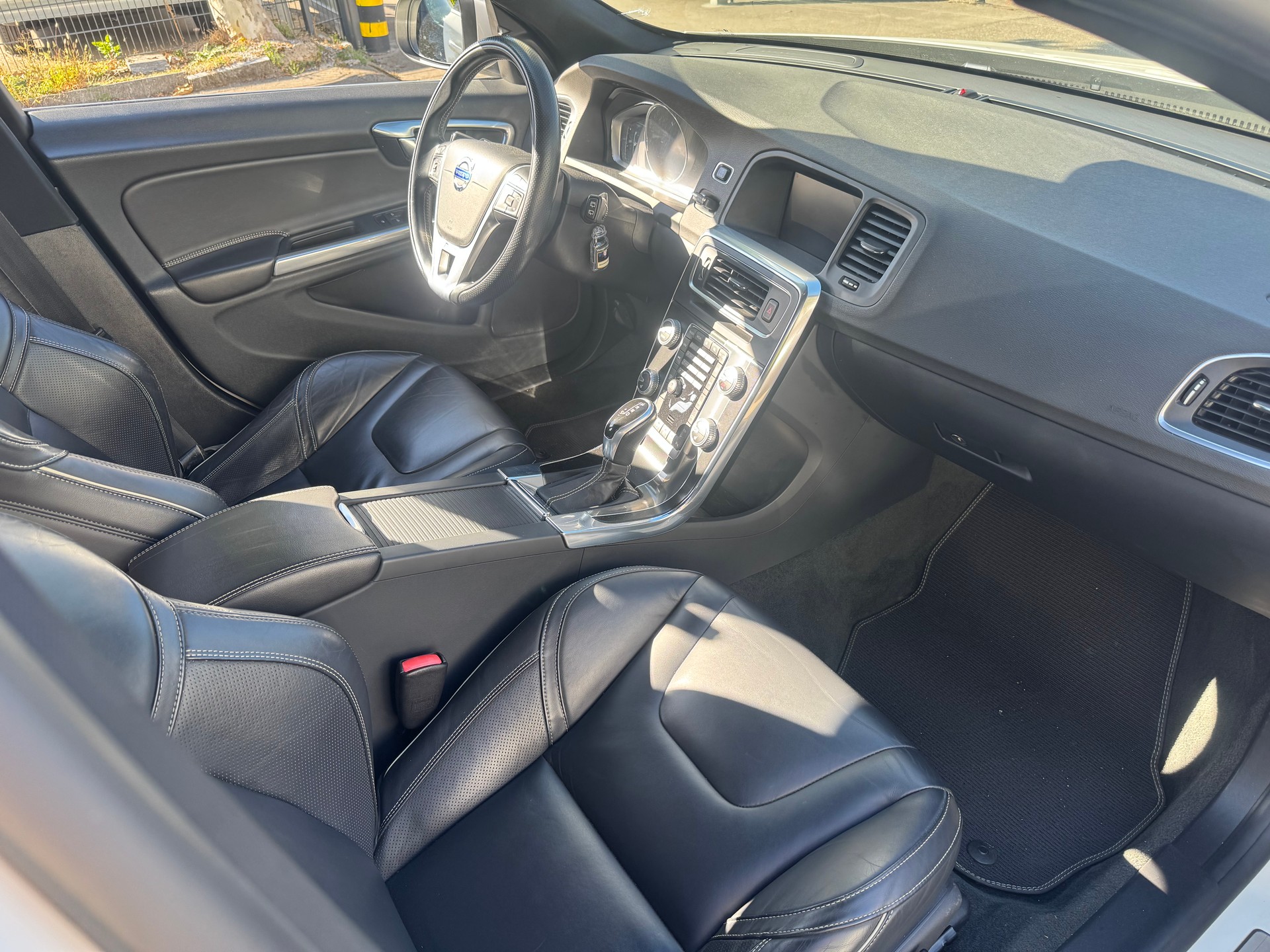 VOLVO V60 D4 Summum R-Design Geartronic-image-6