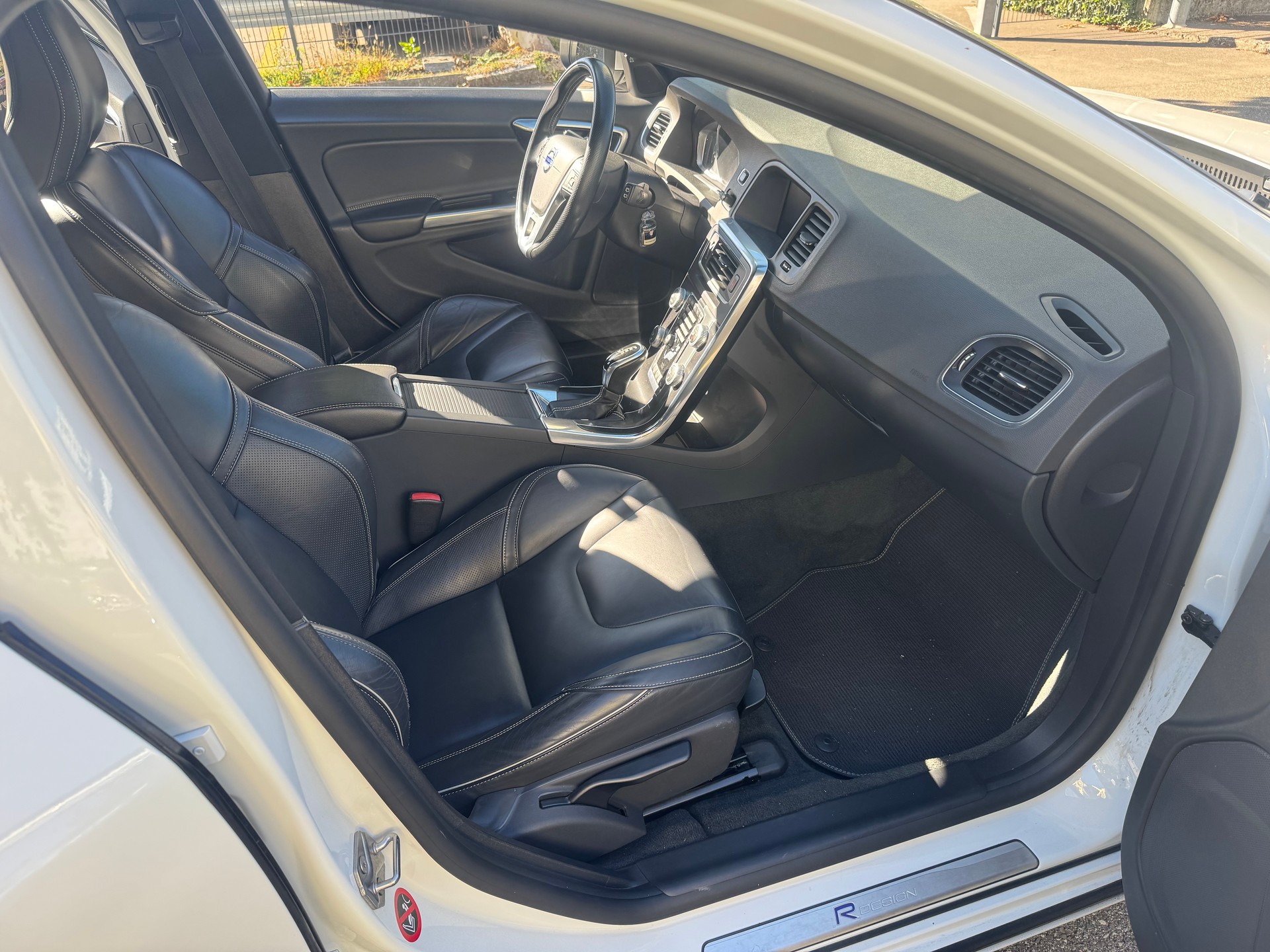 VOLVO V60 D4 Summum R-Design Geartronic-image-4