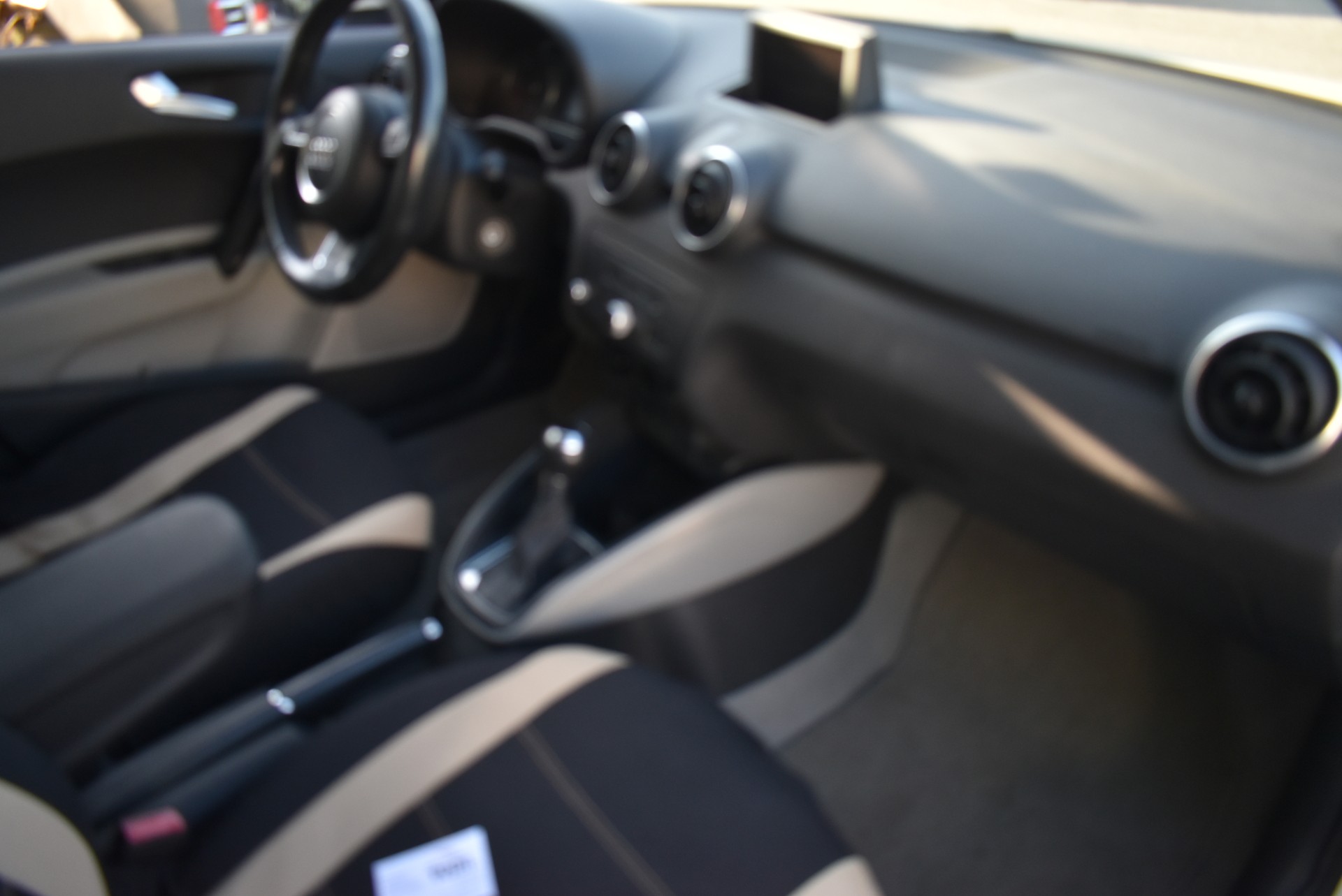AUDI A1 Sportback 1.6 TDI Ambition DSG-image-9