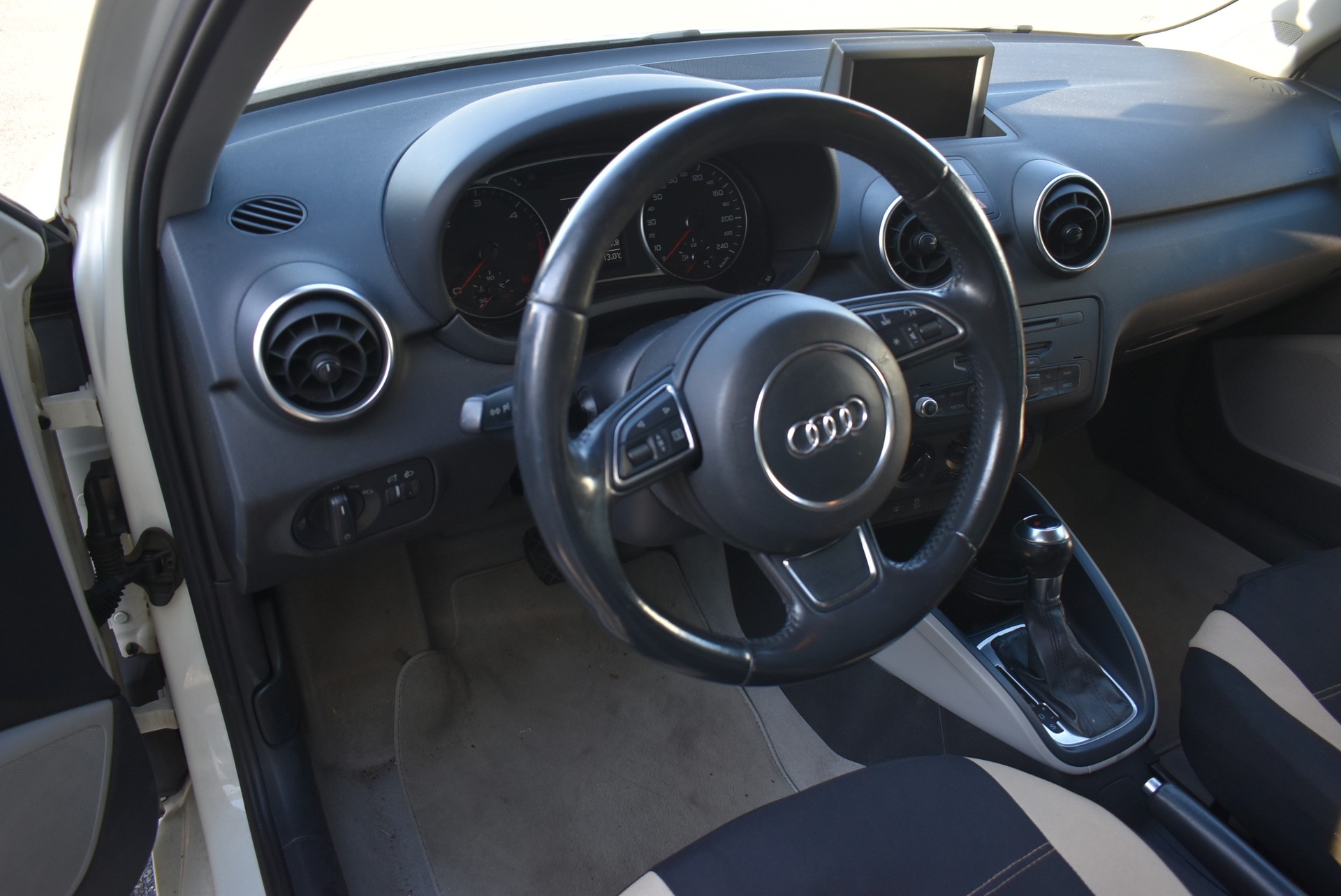 AUDI A1 Sportback 1.6 TDI Ambition DSG-image-2