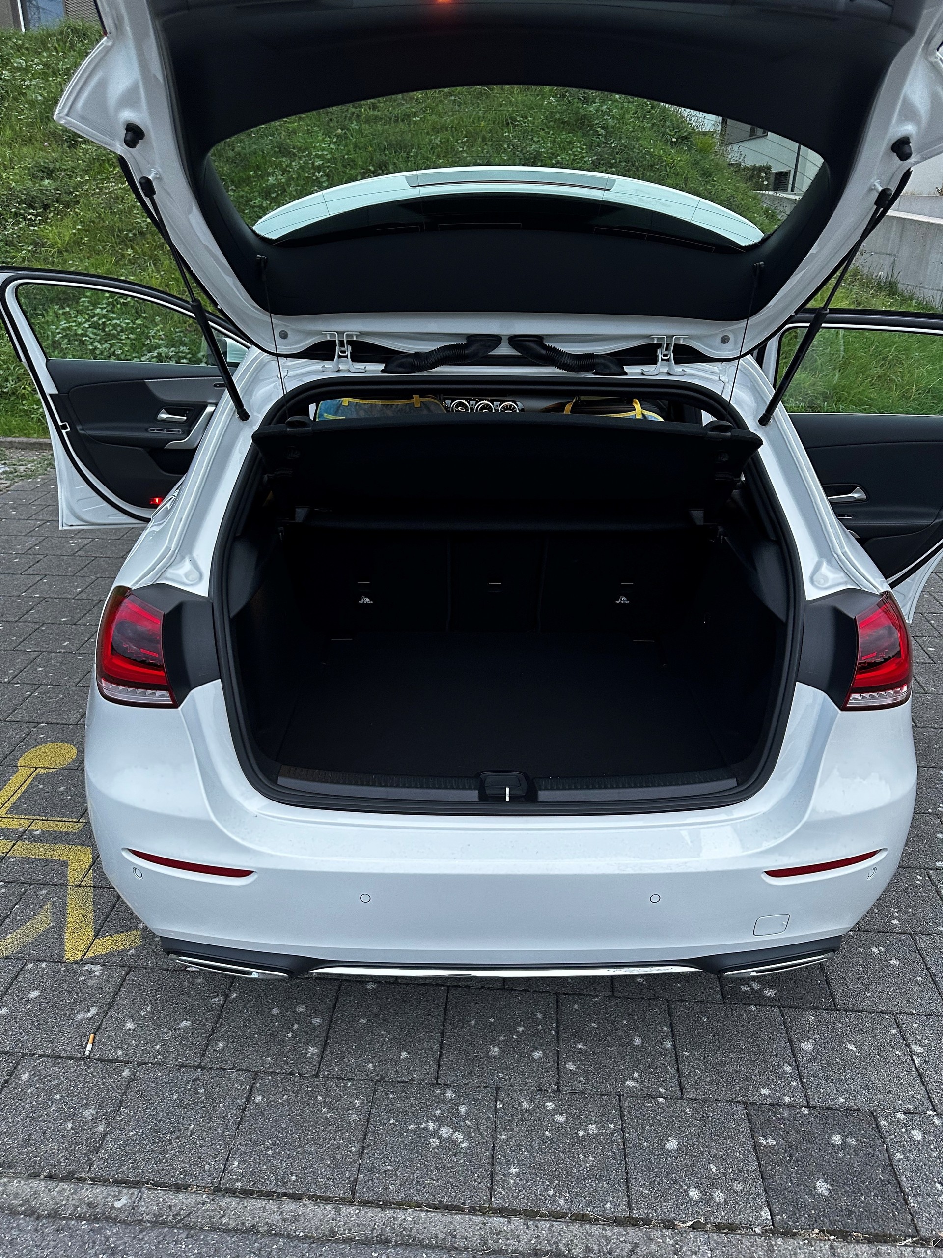 MERCEDES-BENZ A180 AMG Line-image-3