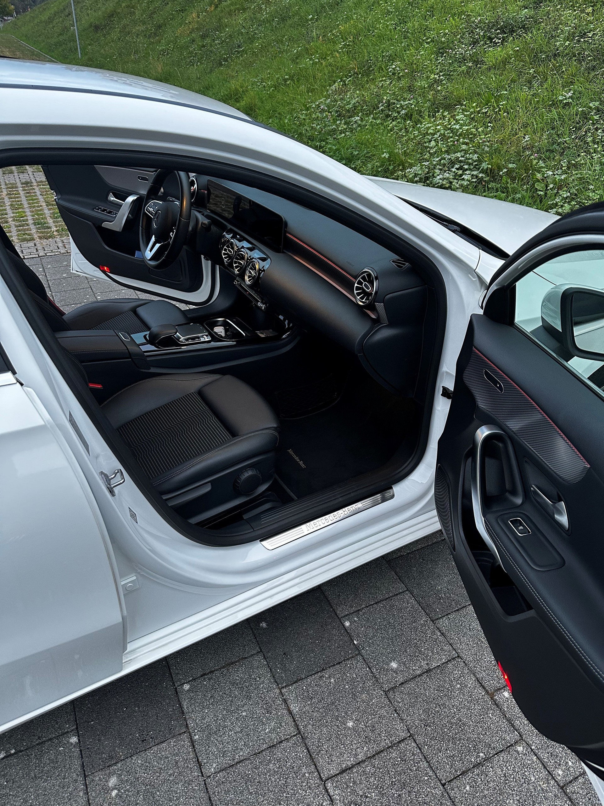 MERCEDES-BENZ A180 AMG Line-image-4