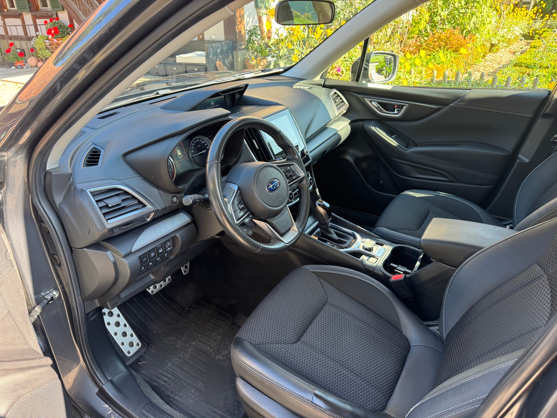 SUBARU Forester 2.0i e-Boxer Swiss Plus Lineartronic-image-11