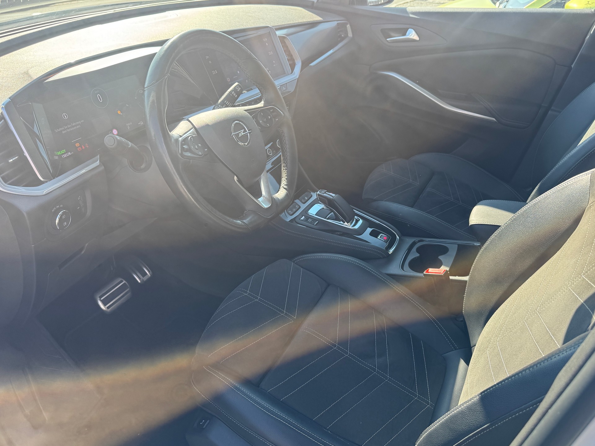 OPEL Grandland 1.6 Hybrid4 Ultimate Automatik-image-8