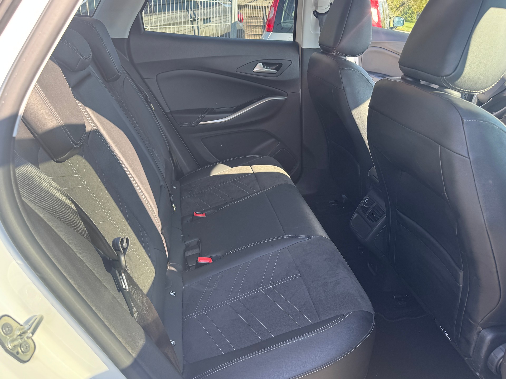 OPEL Grandland 1.6 Hybrid4 Ultimate Automatik-image-10