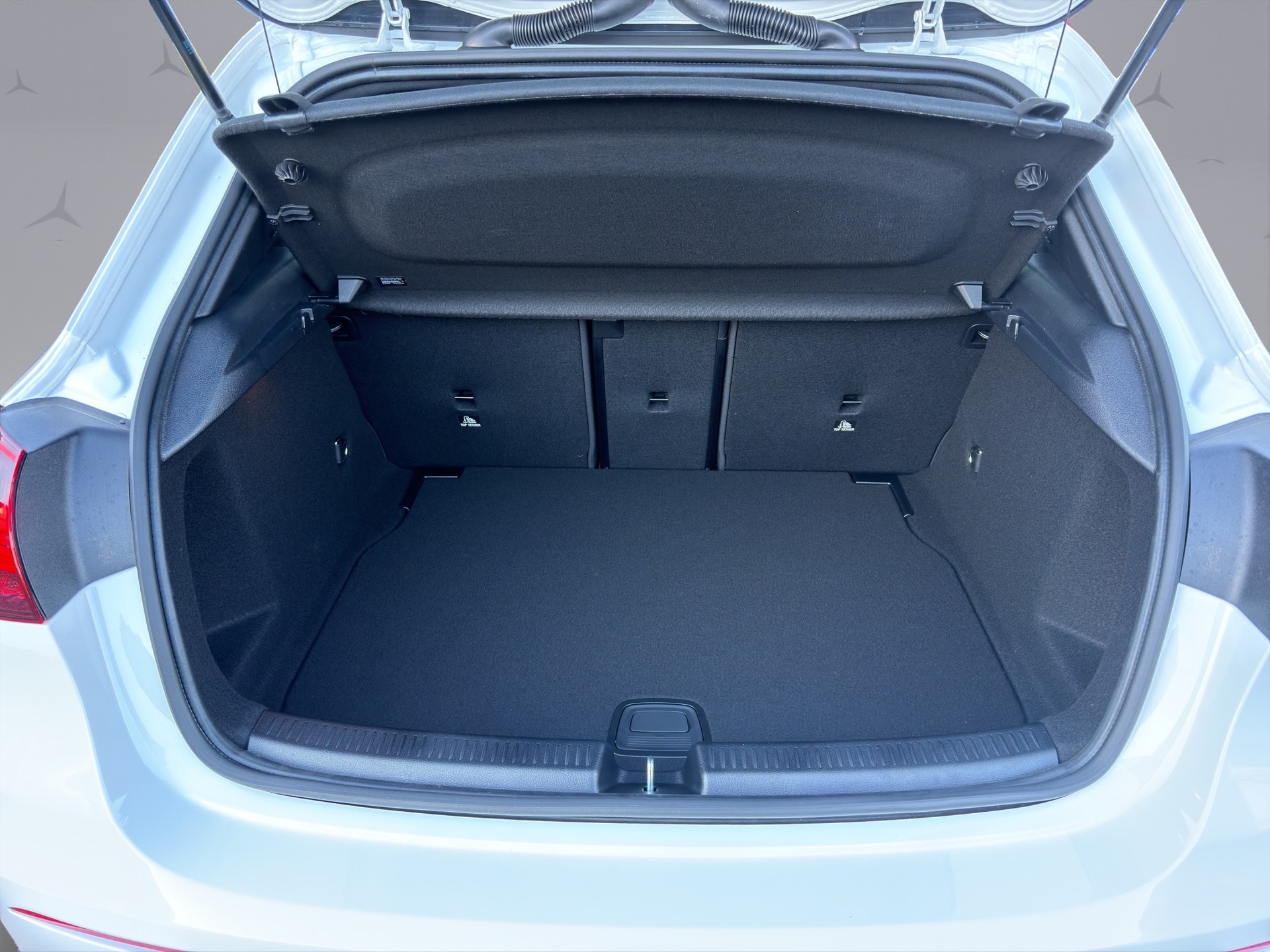 MERCEDES-BENZ A-Klasse W177 A 200 Night Star AMG Line-image-17