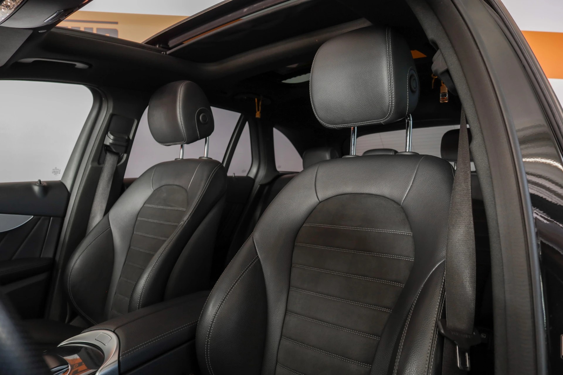 MERCEDES-BENZ GLC 200 AMG Line 4Matic 9G-Tronic • Toit panoramique • Burmester • Pack Sport Black-image-14
