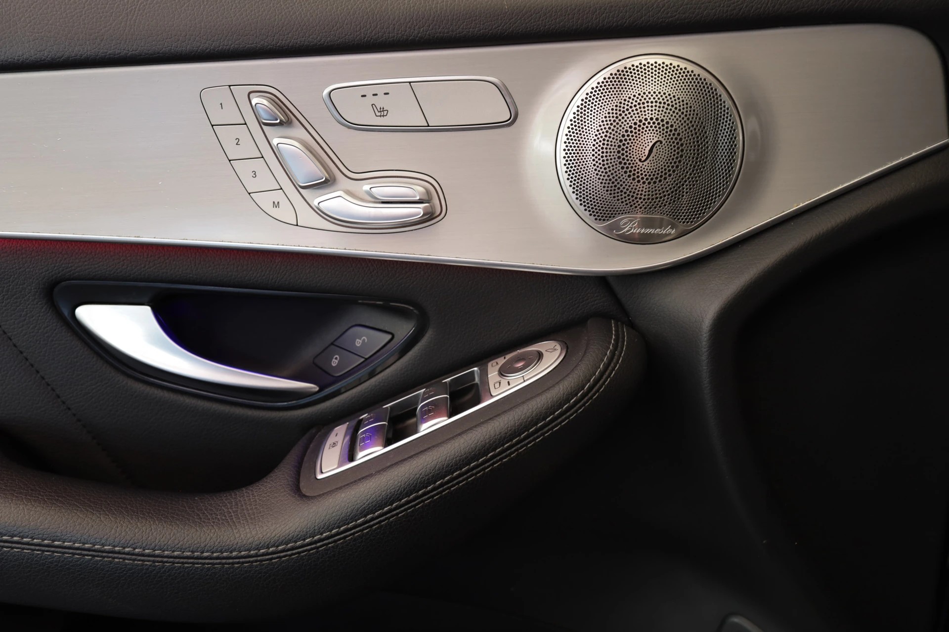 MERCEDES-BENZ GLC 200 AMG Line 4Matic 9G-Tronic • Toit panoramique • Burmester • Pack Sport Black-image-13
