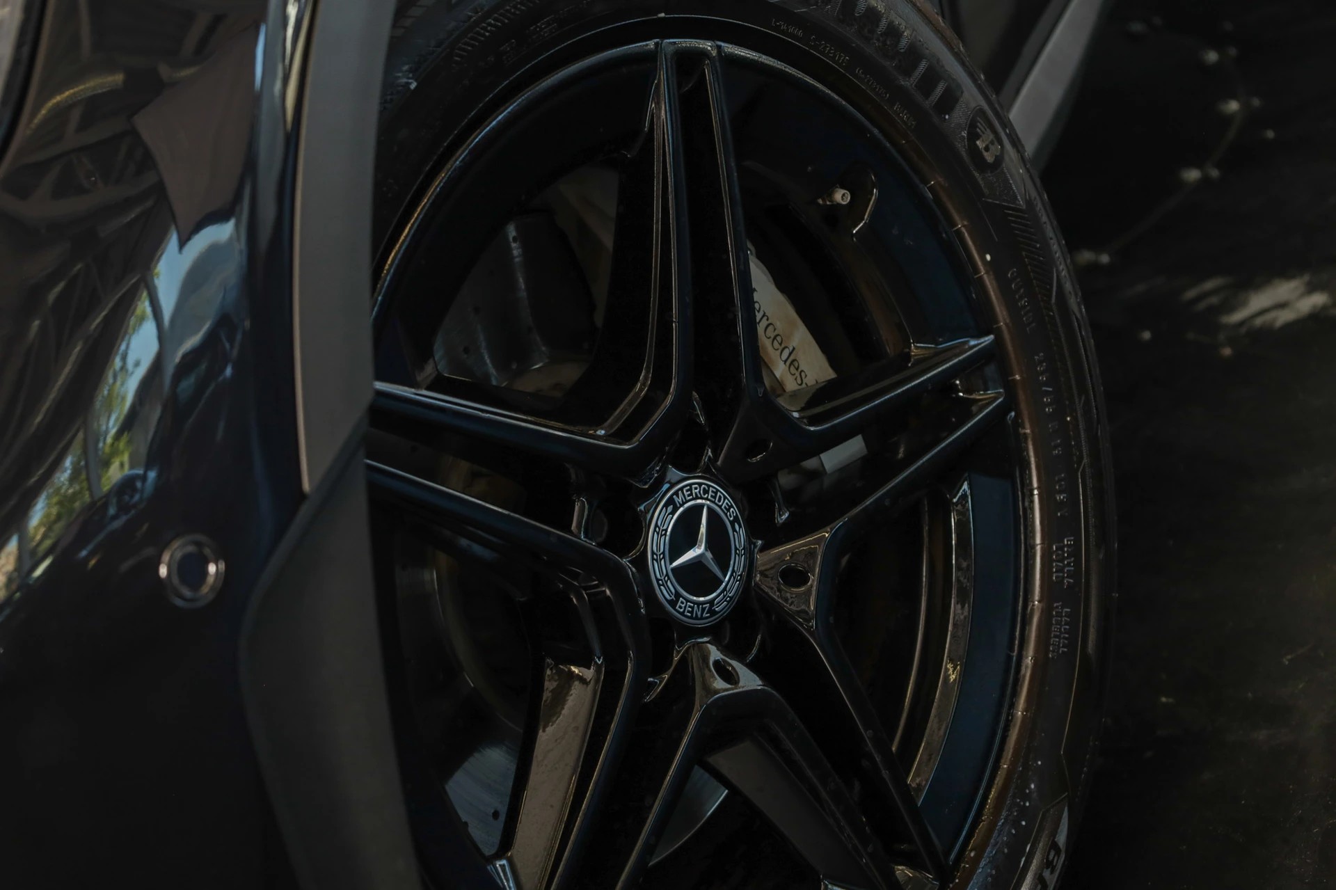 MERCEDES-BENZ GLC 200 AMG Line 4Matic 9G-Tronic • Toit panoramique • Burmester • Pack Sport Black-image-17