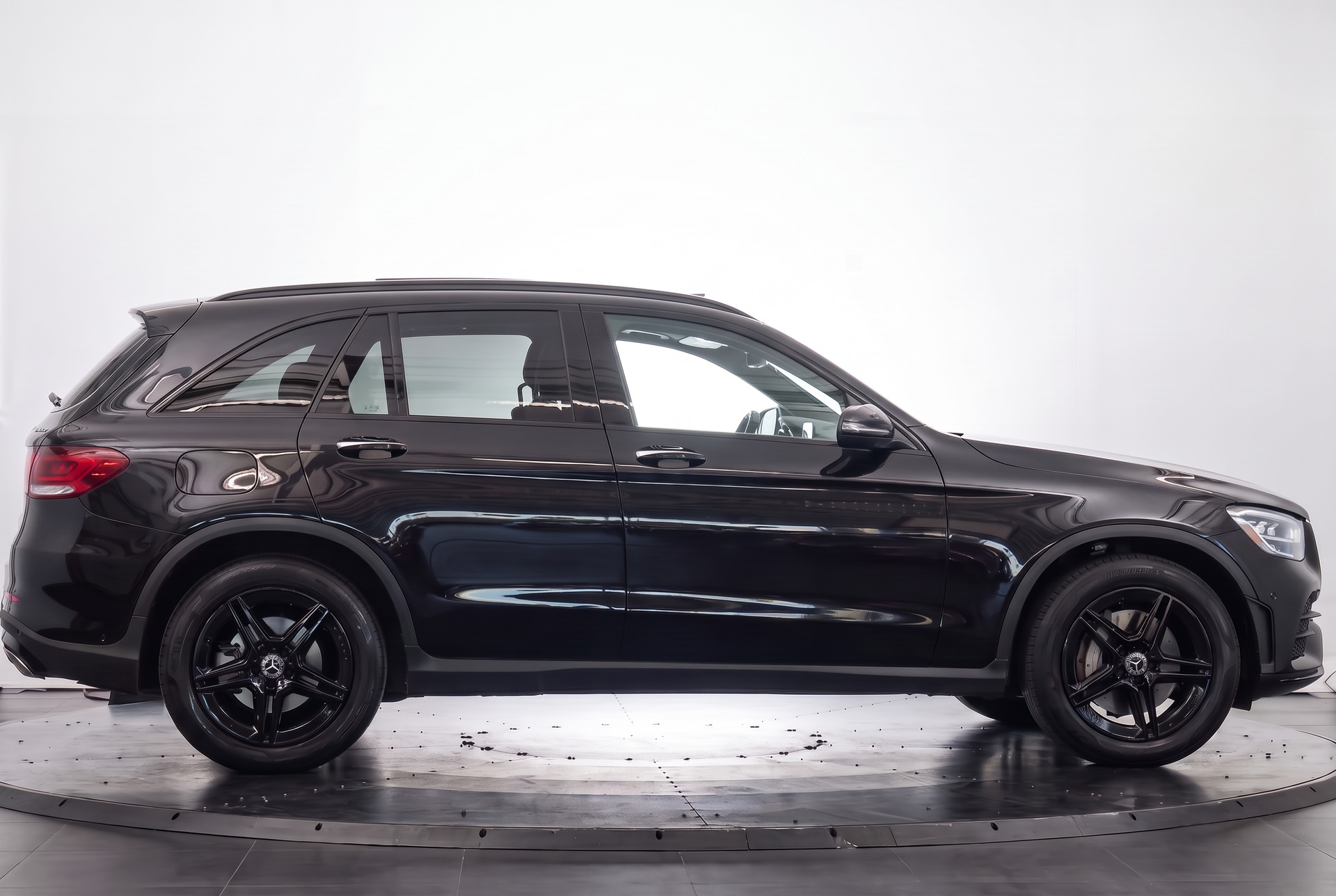 MERCEDES-BENZ GLC 200 AMG Line 4Matic 9G-Tronic • Toit panoramique • Burmester • Pack Sport Black-image-8