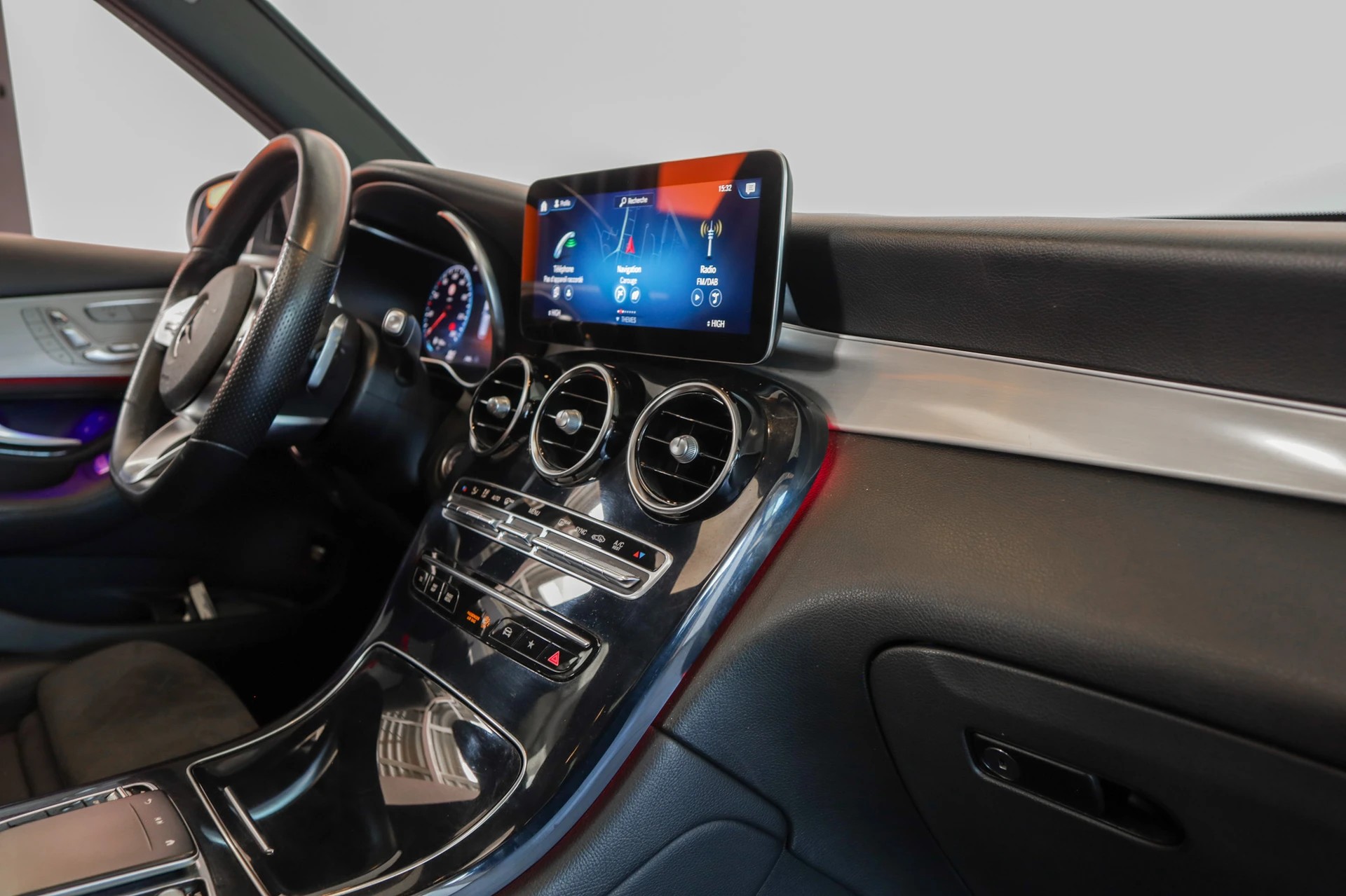 MERCEDES-BENZ GLC 200 AMG Line 4Matic 9G-Tronic • Toit panoramique • Burmester • Pack Sport Black-image-10