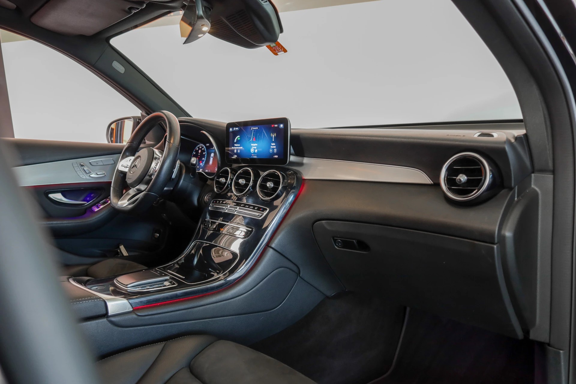 MERCEDES-BENZ GLC 200 AMG Line 4Matic 9G-Tronic • Toit panoramique • Burmester • Pack Sport Black-image-15