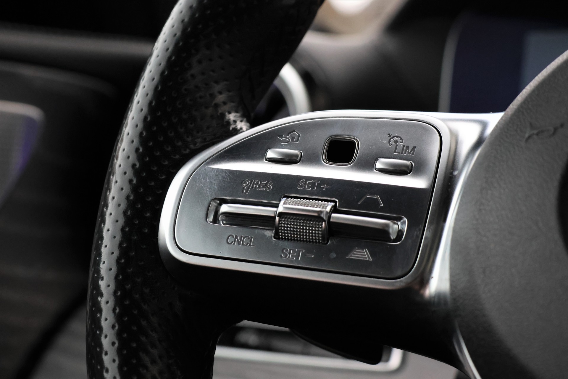 MERCEDES-BENZ CLS 450 4Matic AMG Line 9G-Tronic-image-17