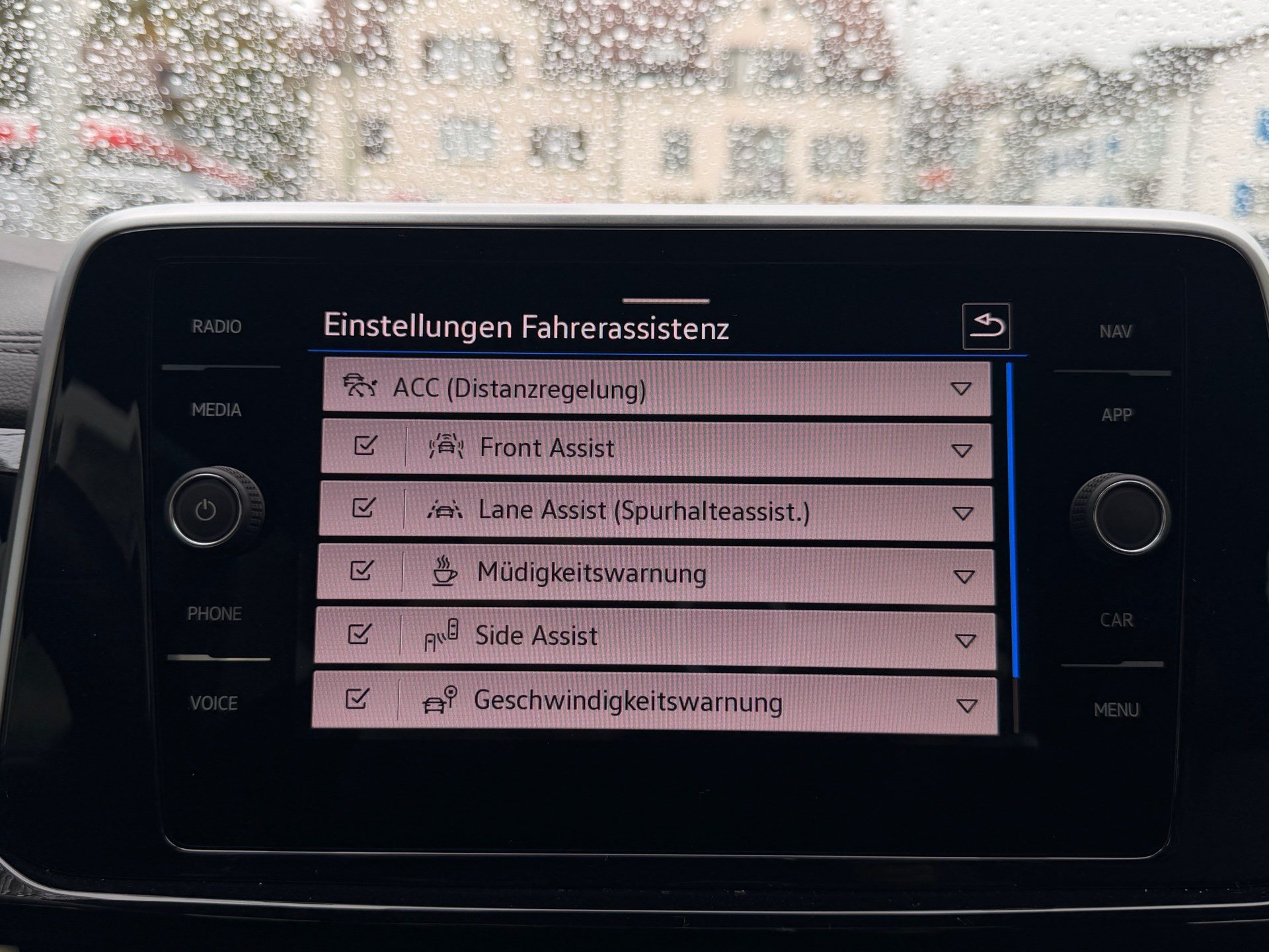 VW T-Roc R-LINE ***IQ DRIVE PAKET & ANHÄNGERKUPLUNG***-image-15