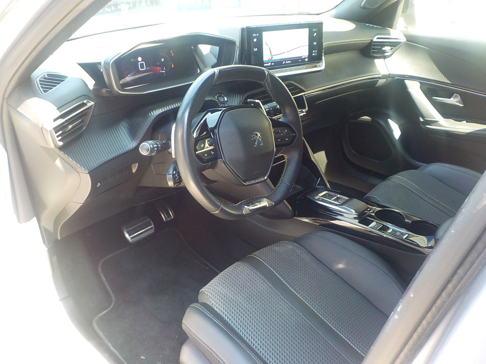 PEUGEOT 2008 1.2 PureTech GT EAT8-image-4