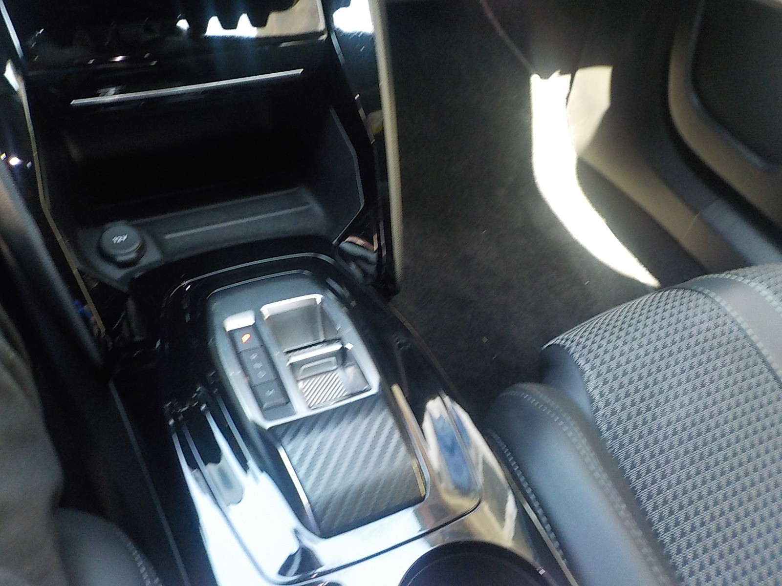 PEUGEOT 2008 1.2 PureTech GT EAT8-image-8