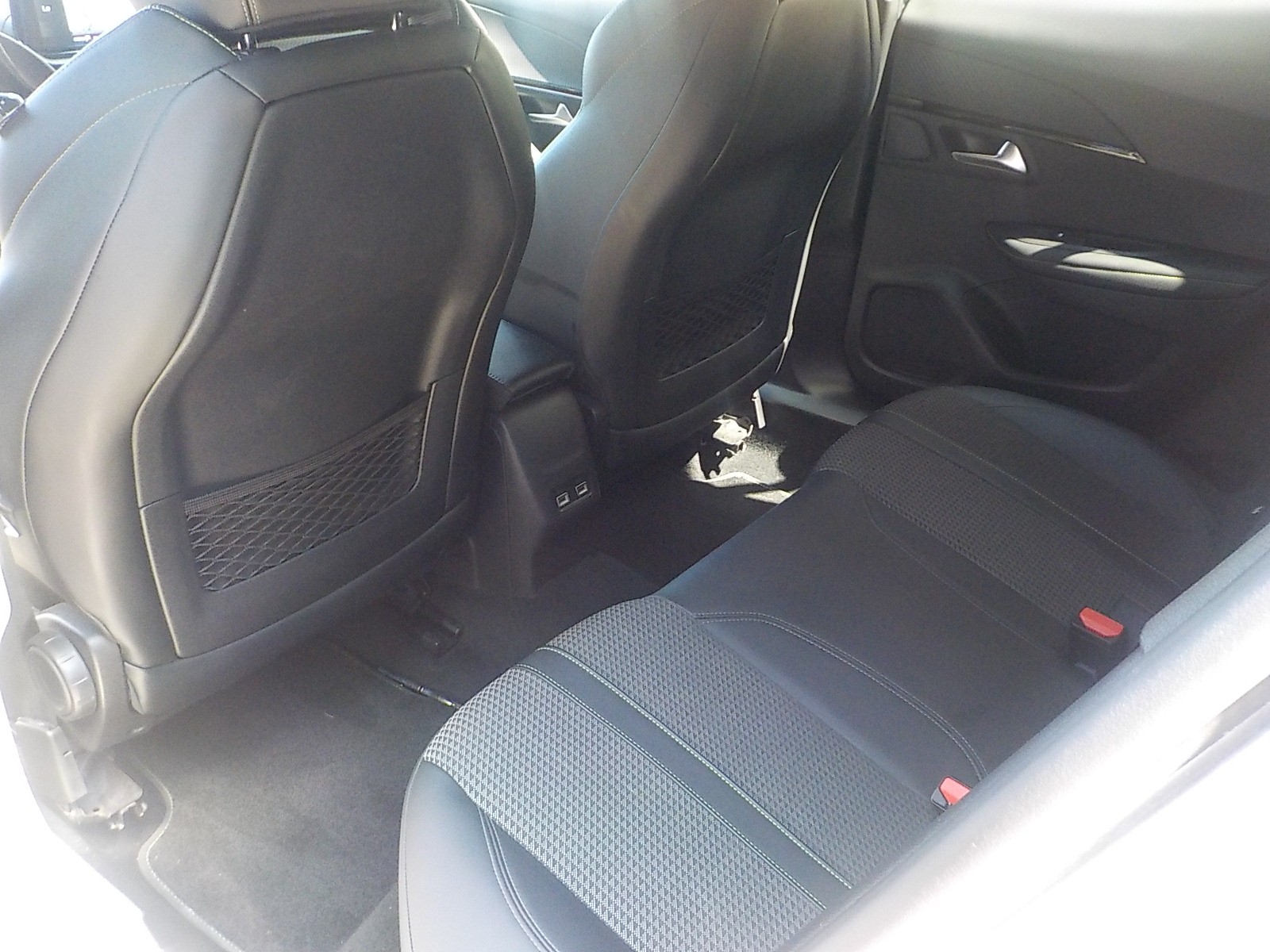 PEUGEOT 2008 1.2 PureTech GT EAT8-image-5