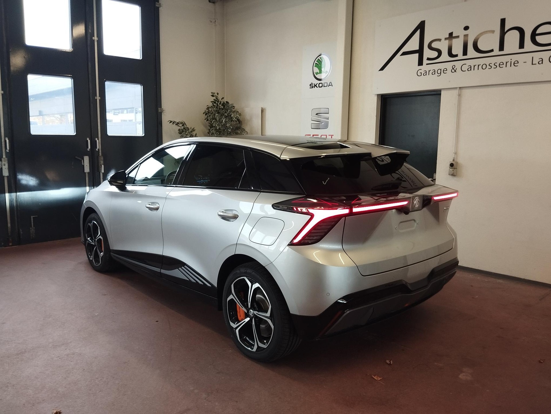 MG 4 EV 64kWh Xpower AWD-showroom-element-3
