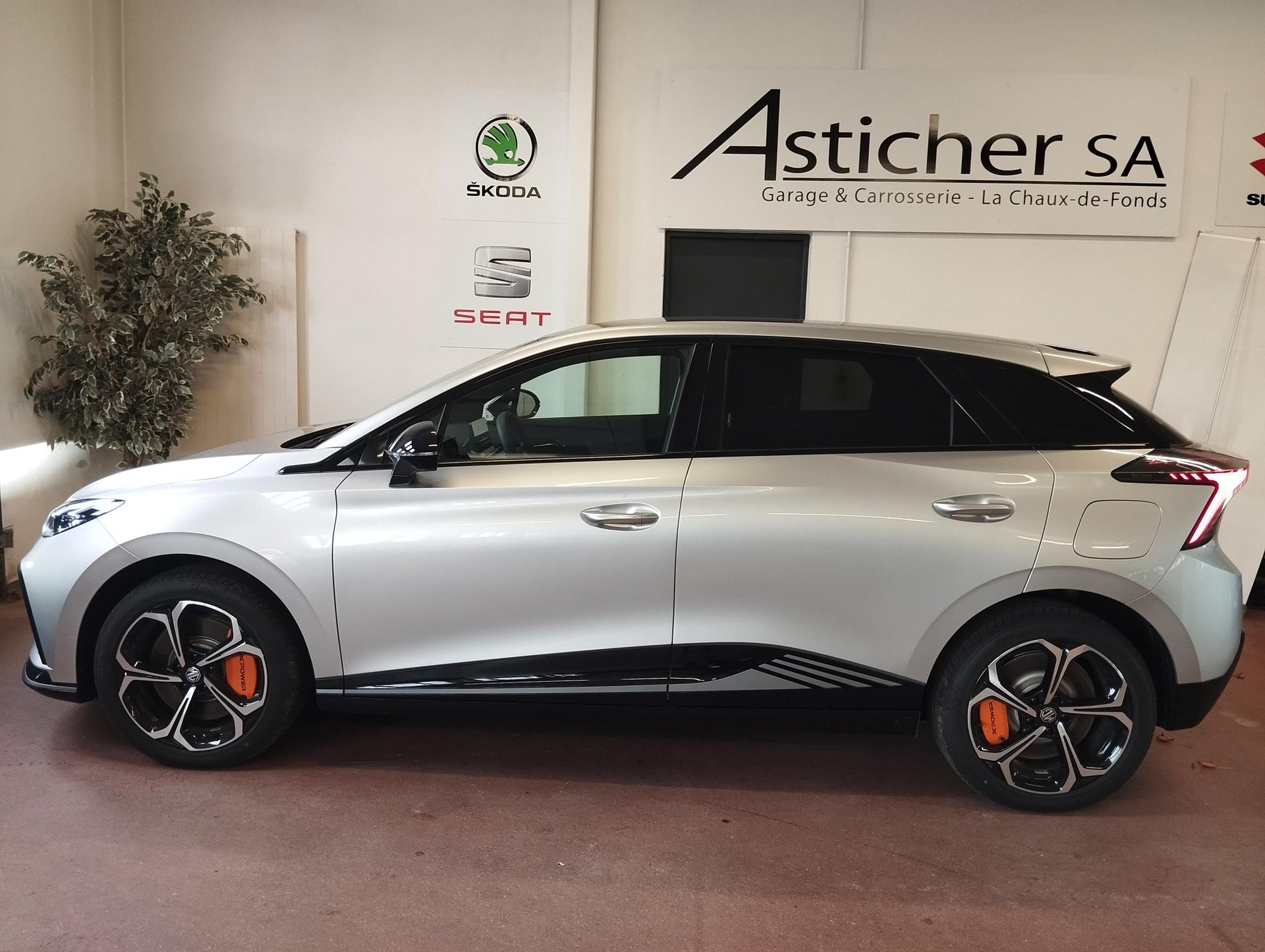 MG 4 EV 64kWh Xpower AWD-showroom-element-2