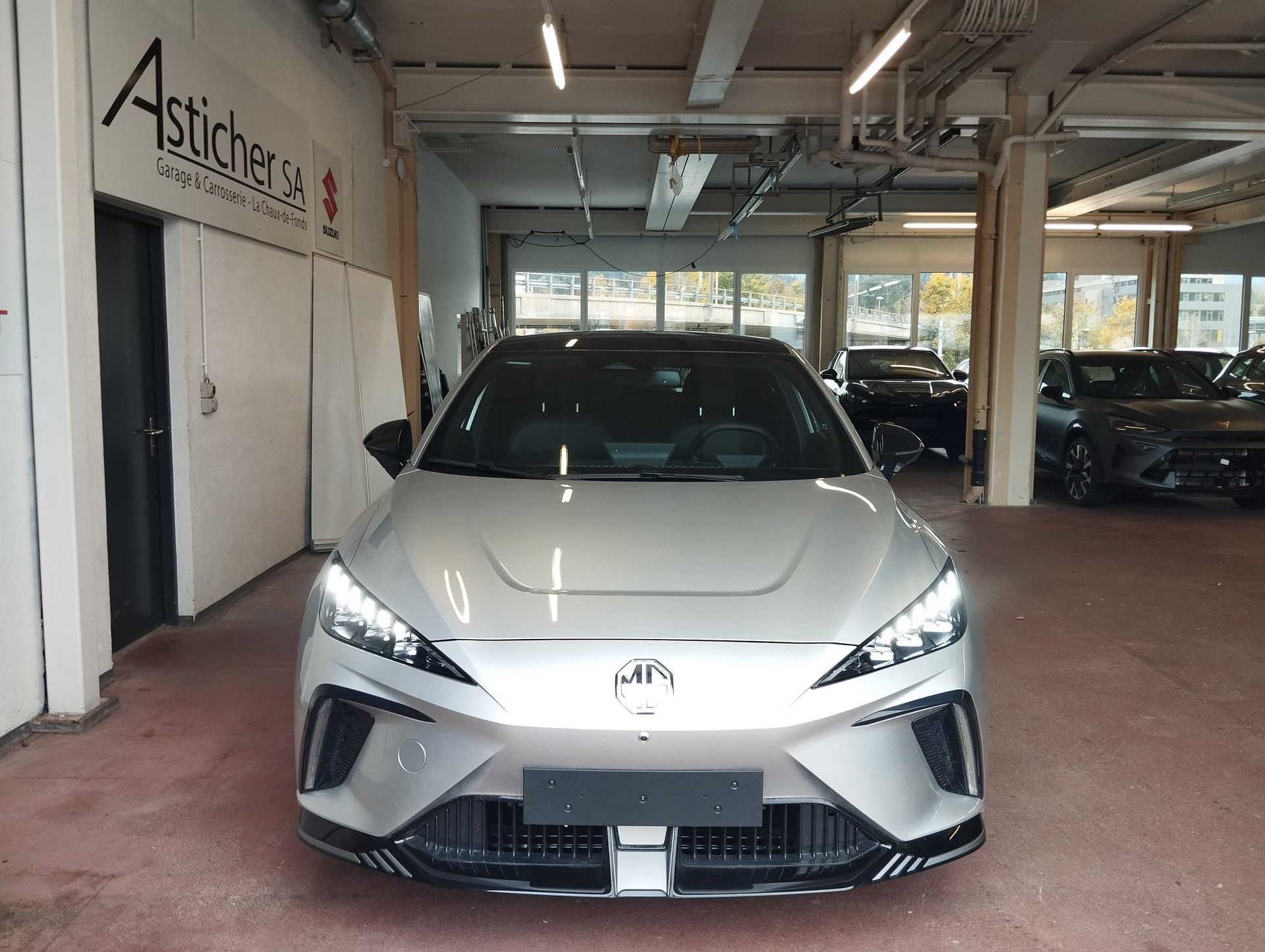 MG 4 EV 64kWh Xpower AWD-showroom-element-1
